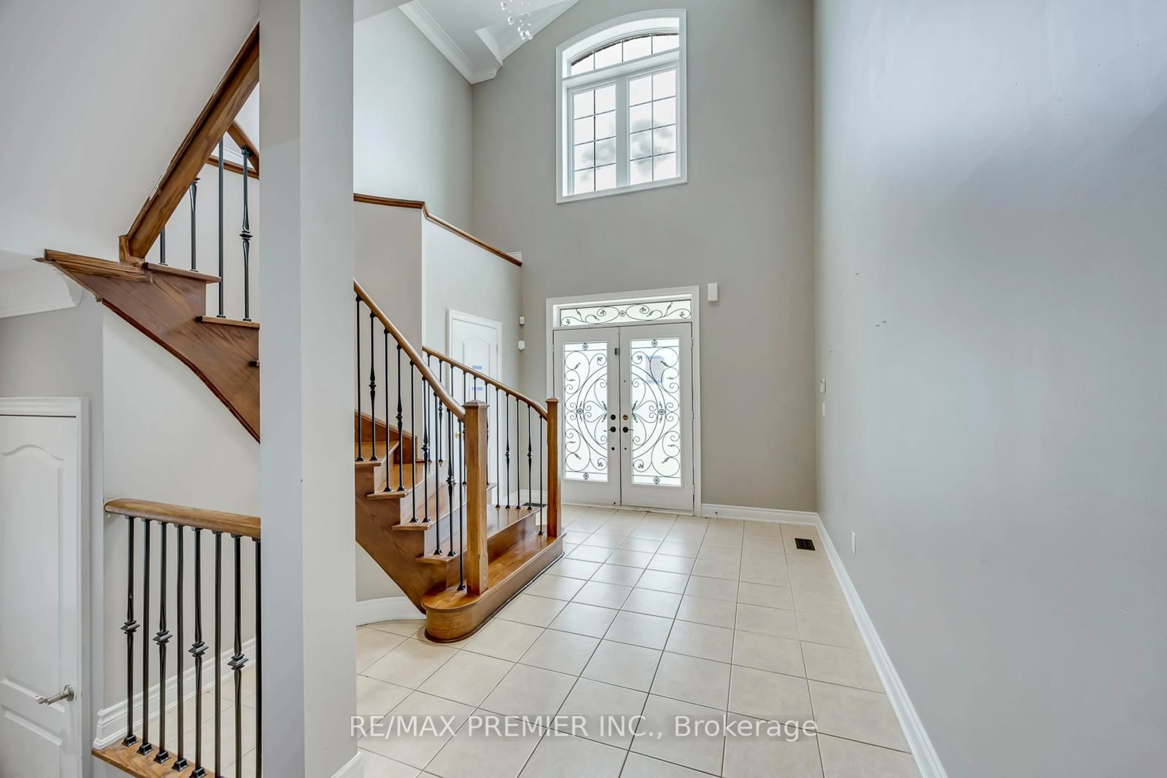Indoor entryway for 26 Maybeck Dr, Brampton Ontario L6X 0Z1