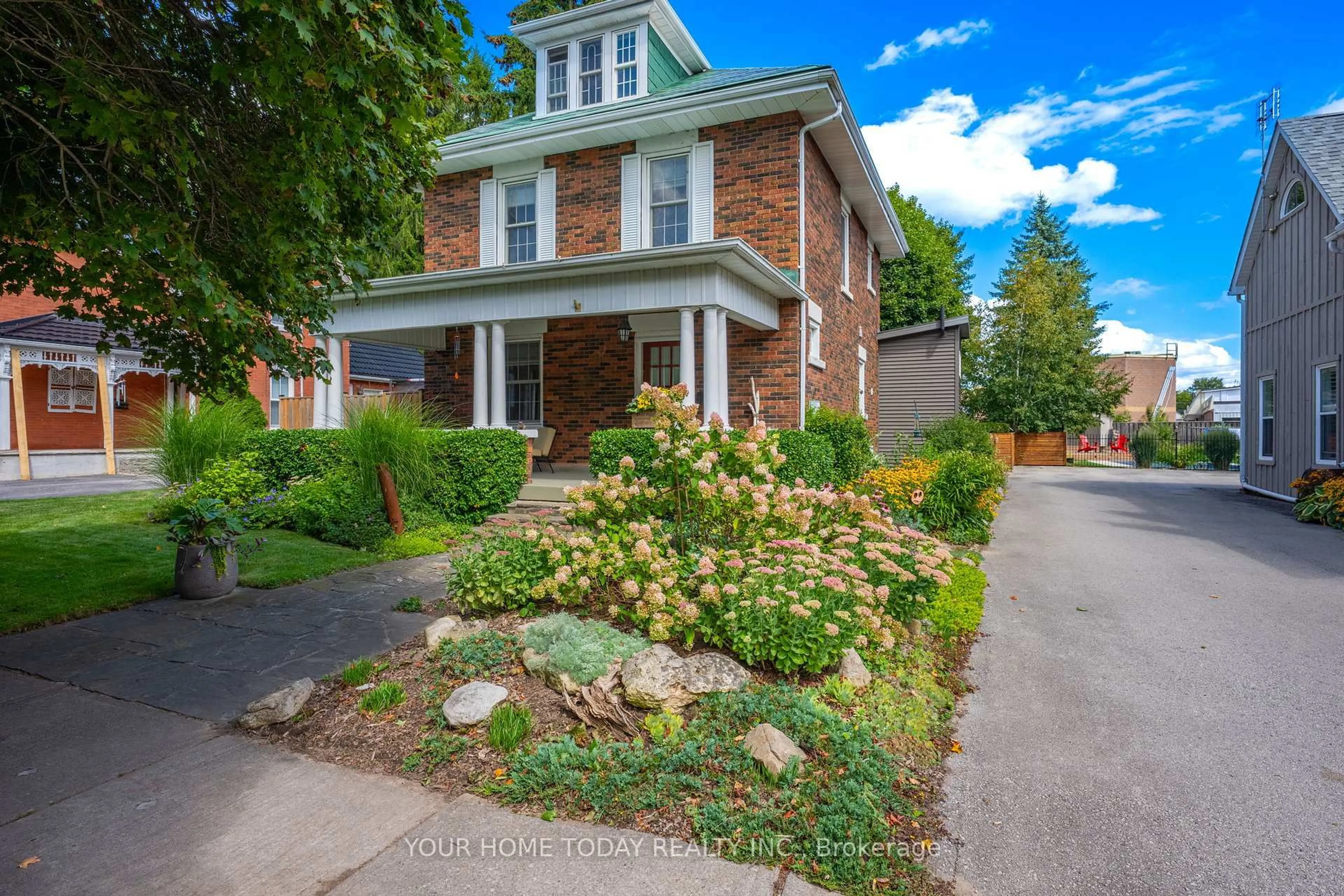 Home with brick exterior material, street for 17 Park Ave, Halton Hills Ontario L7J 1Y3