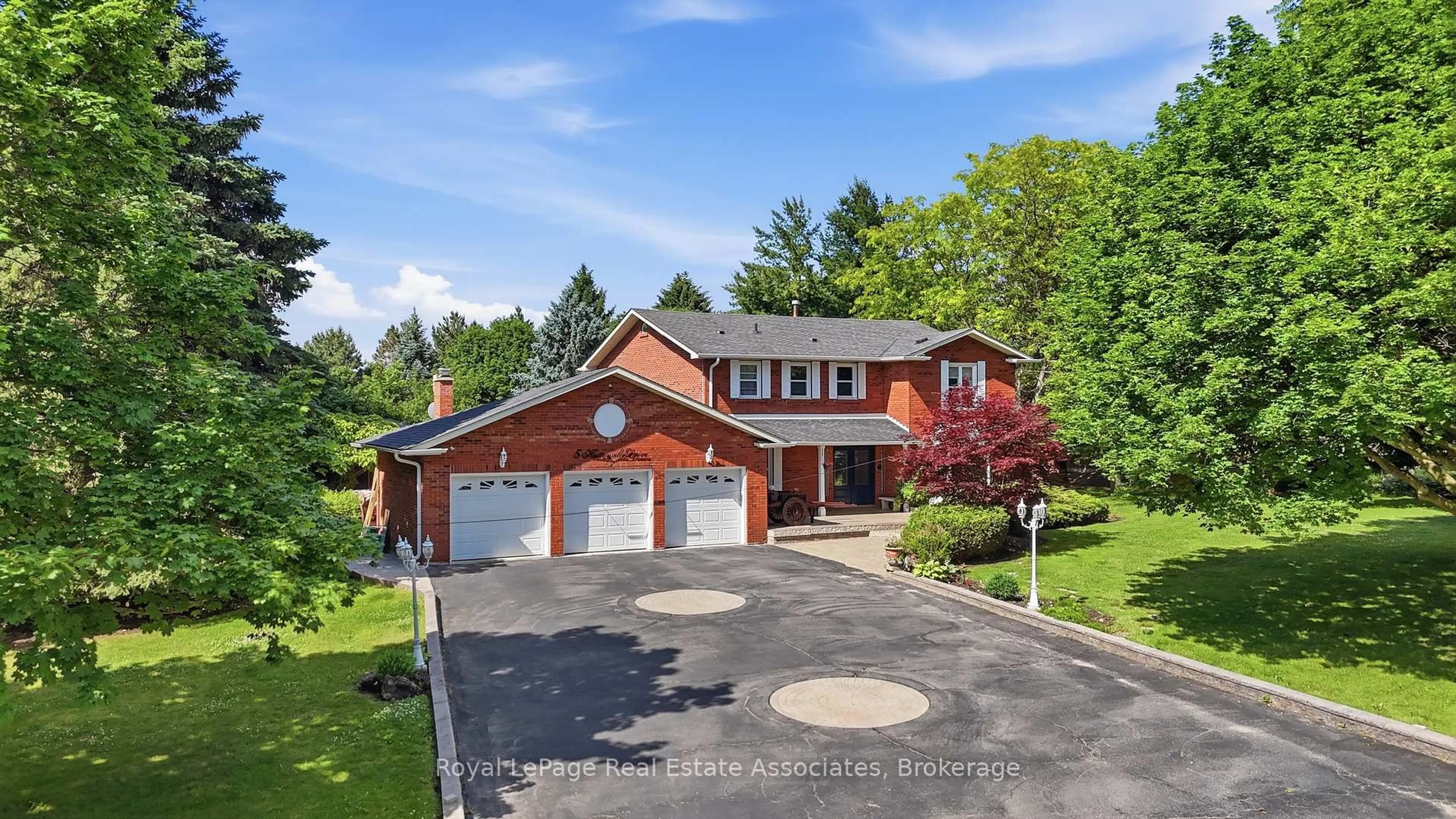 A pic from outside/outdoor area/front of a property/back of a property/a pic from drone, street for 5 Huttonville Dr, Brampton Ontario L6X 0C2