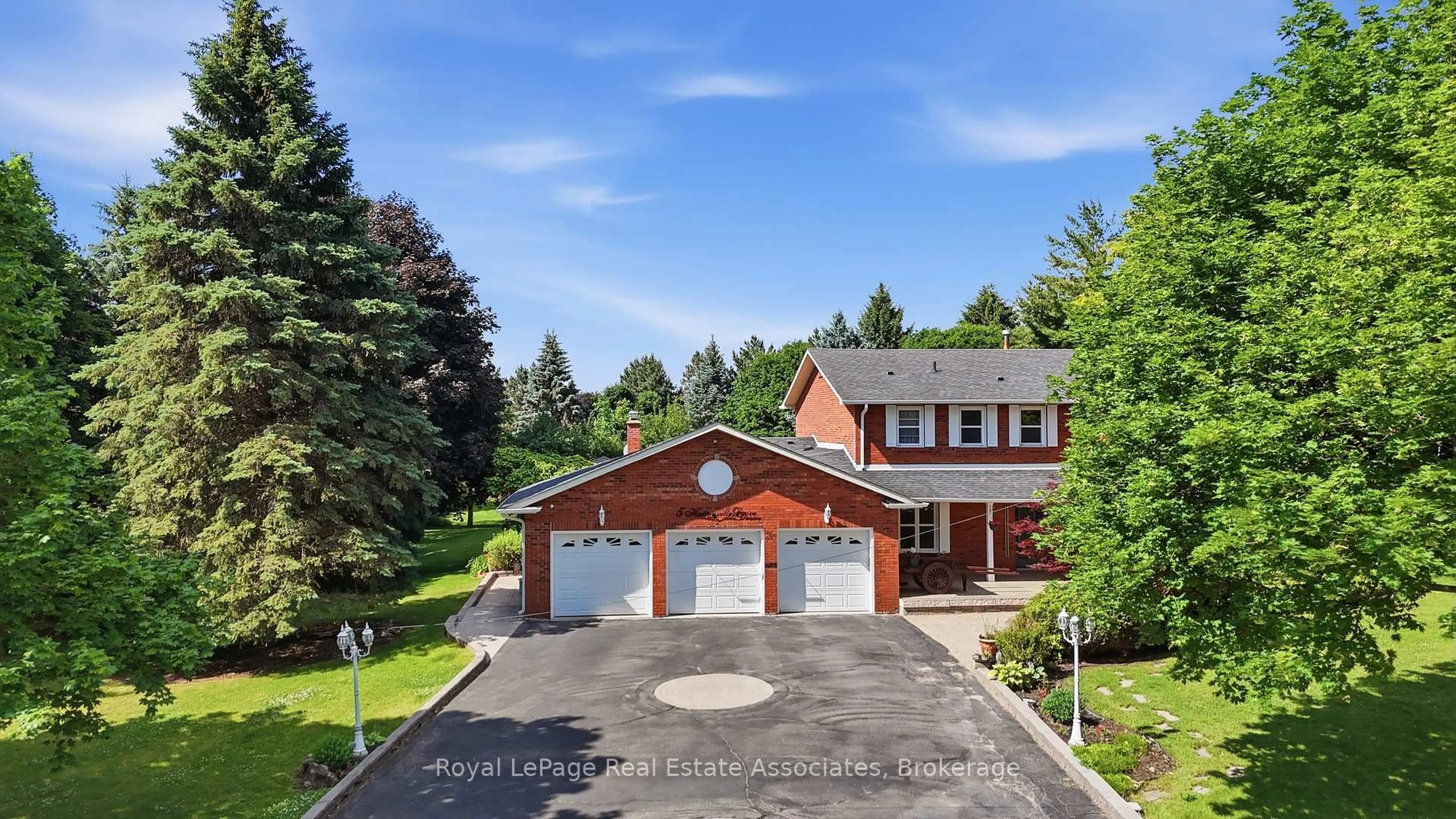 A pic from outside/outdoor area/front of a property/back of a property/a pic from drone, street for 5 Huttonville Dr, Brampton Ontario L6X 0C2