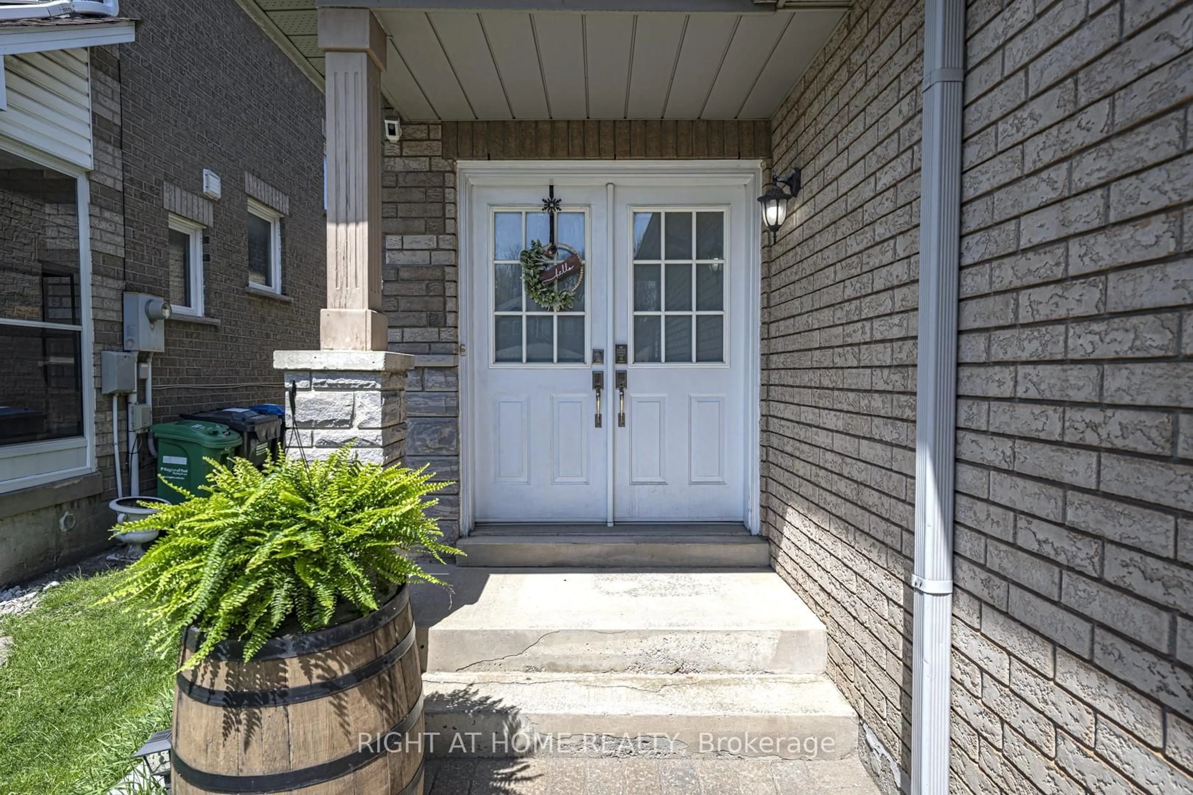 Indoor entryway for 604 Summer Park Cres, Mississauga Ontario L5B 4E9