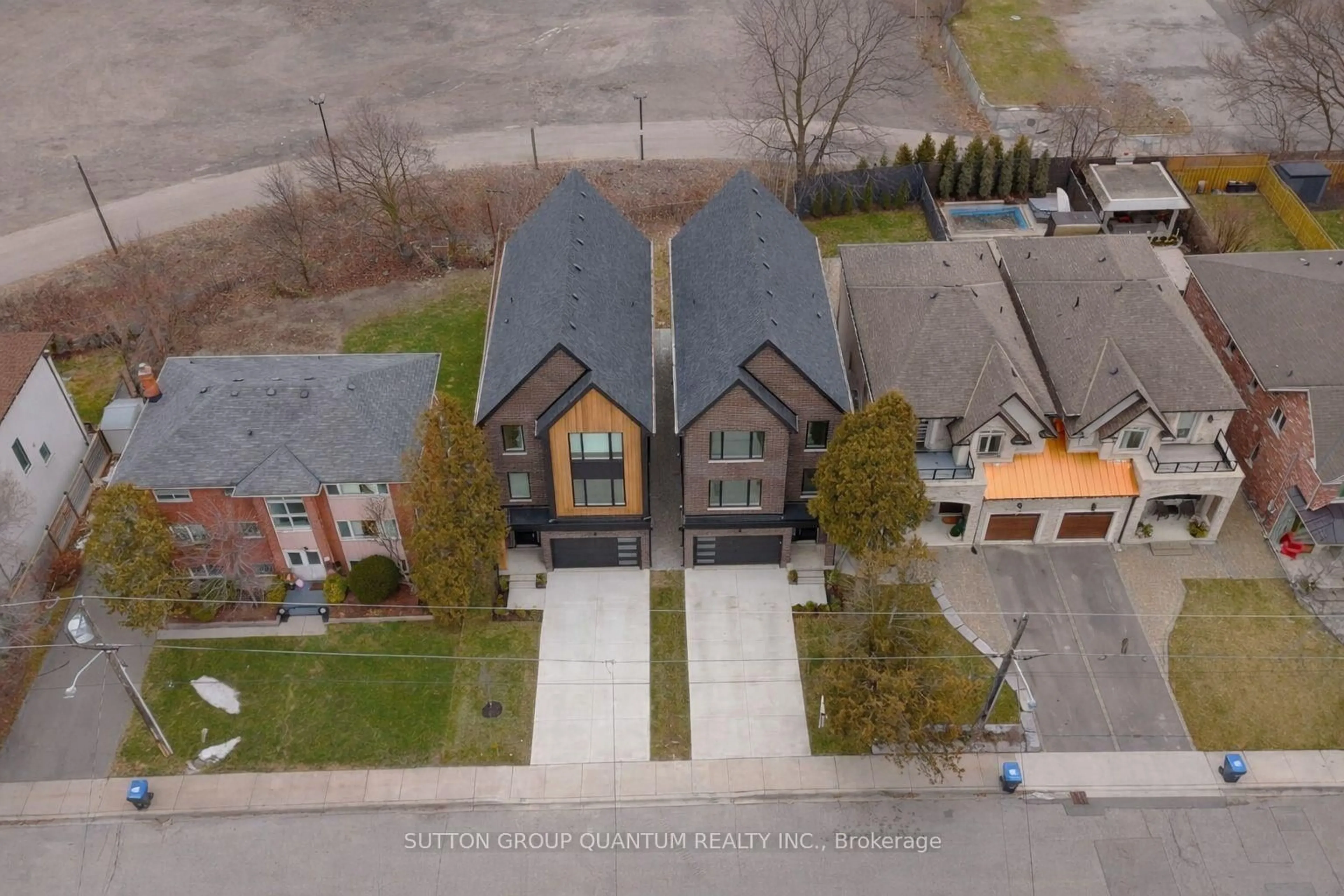 A pic from outside/outdoor area/front of a property/back of a property/a pic from drone, street for 29B Harrison Ave, Mississauga Ontario L5H 2N8