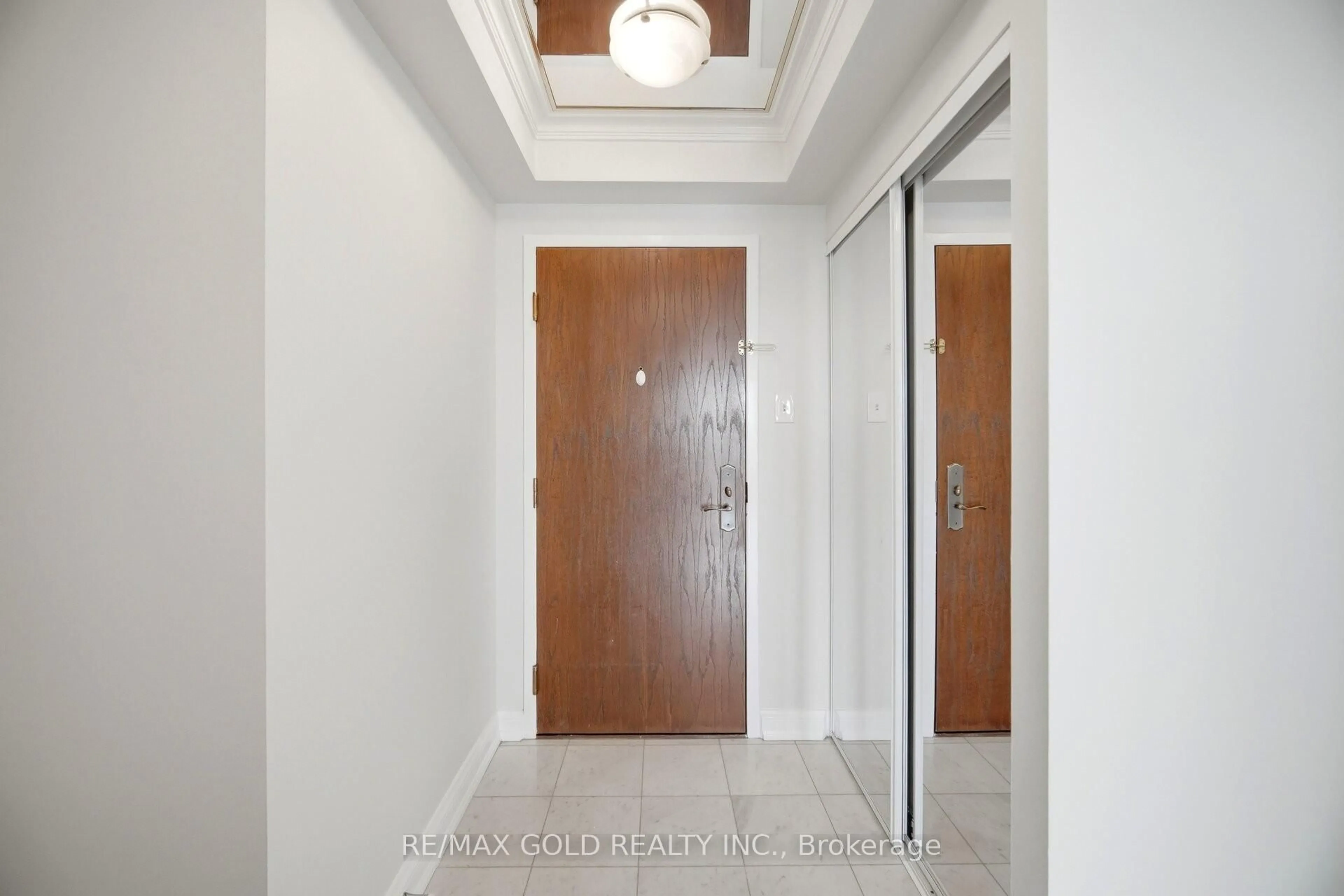 Indoor foyer for 22 Hanover Rd #1908, Brampton Ontario L6S 5K7