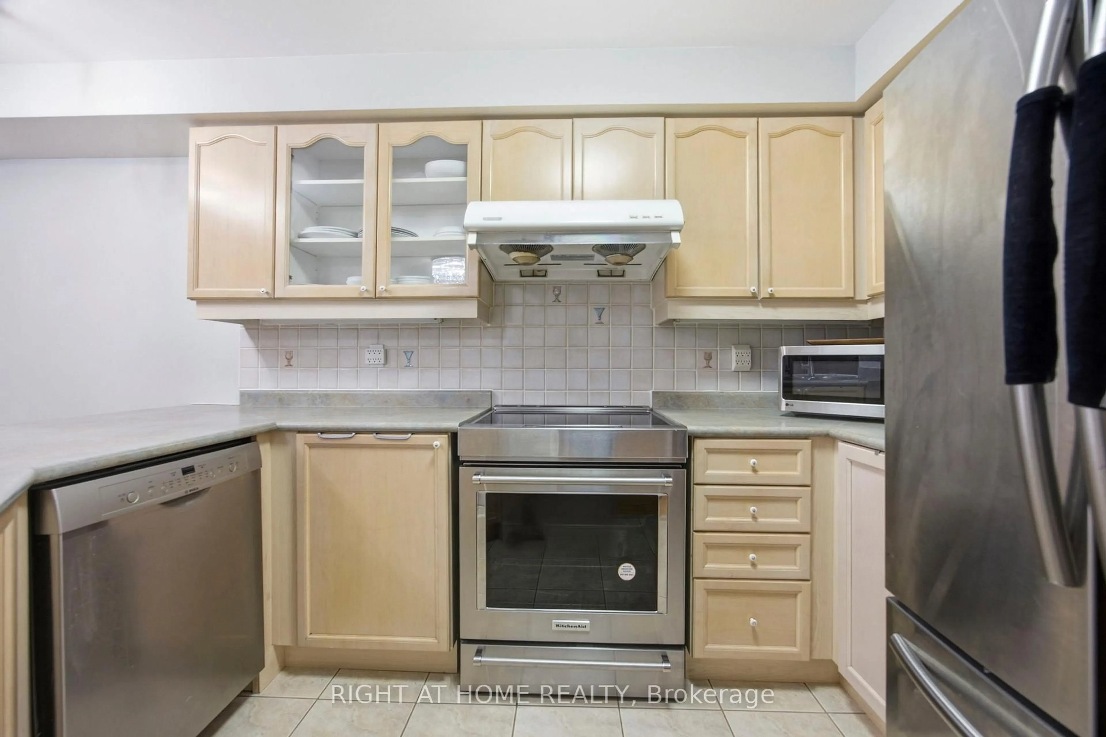 Standard kitchen, unknown for 1064 Pepperidge Cross, Mississauga Ontario L5W 1J5