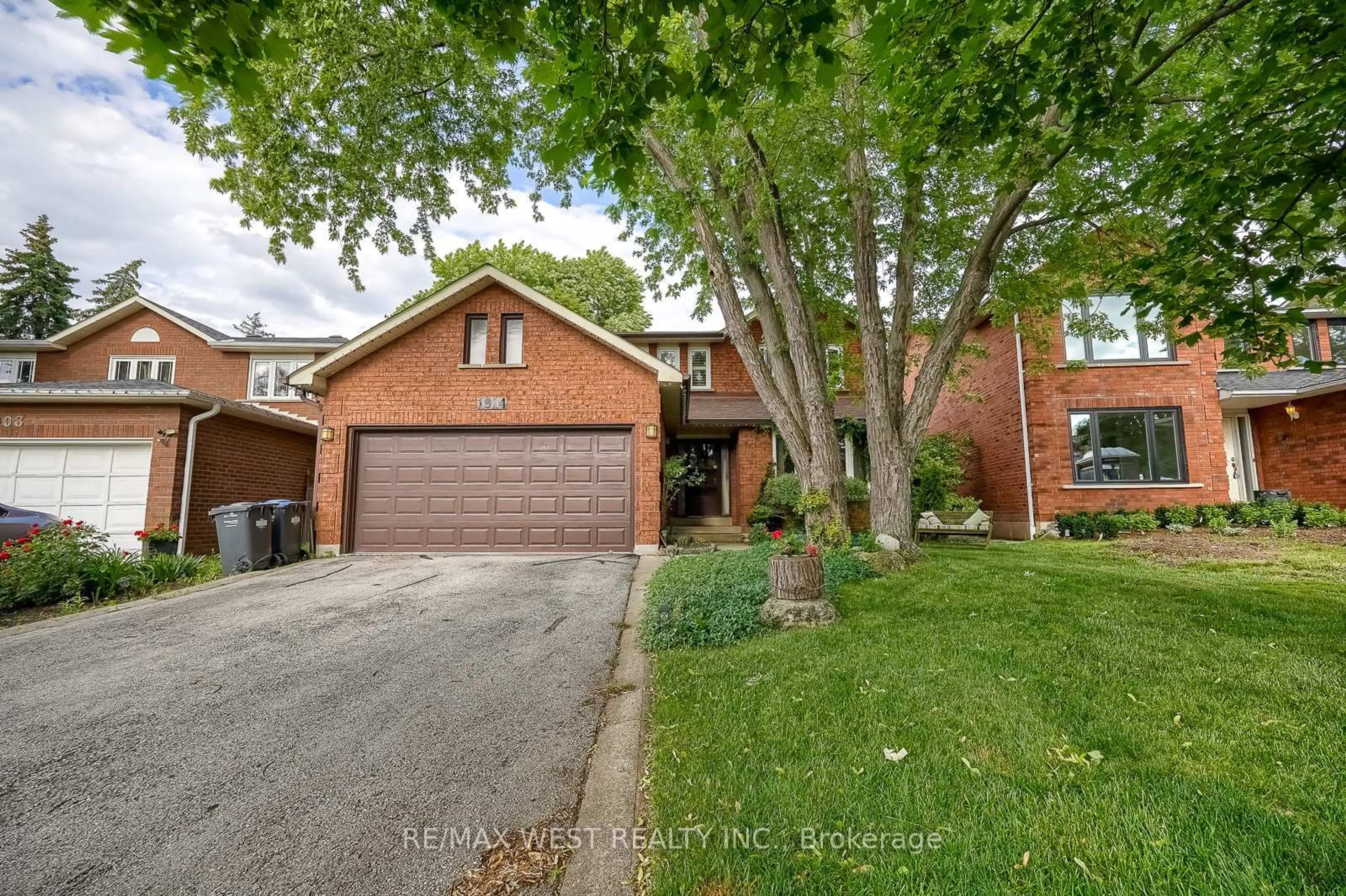 Home with brick exterior material, street for 1914 The Chase, Mississauga Ontario L5M 3A2