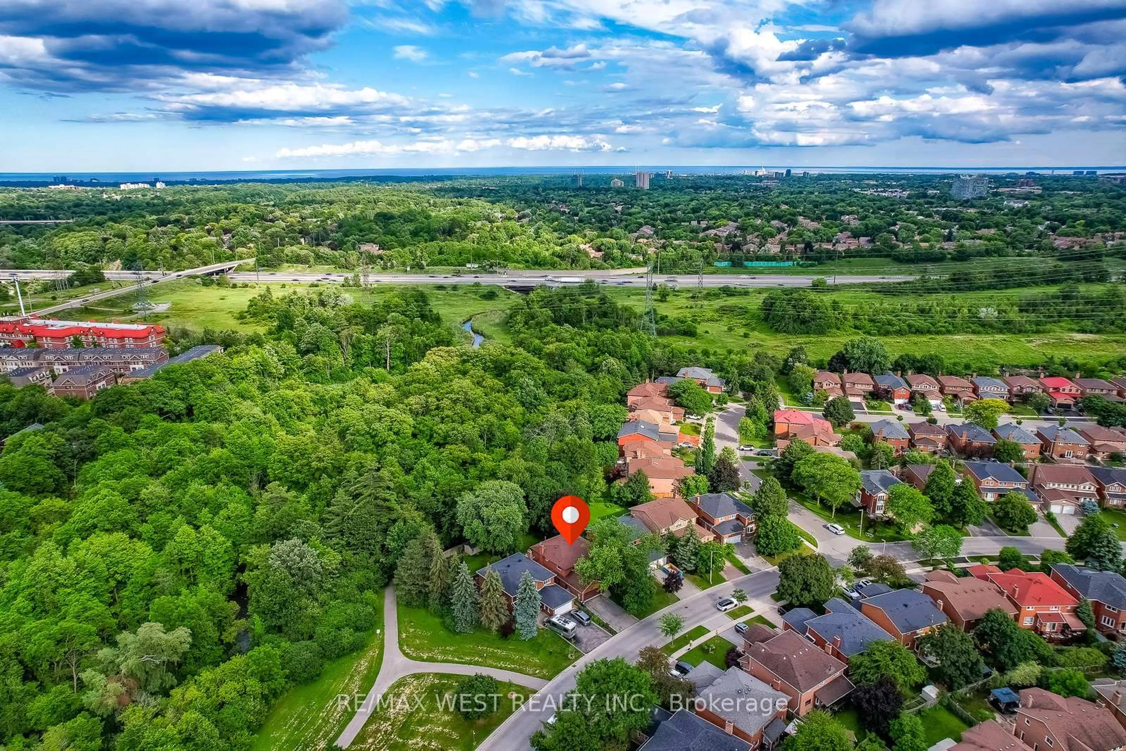 A pic from outside/outdoor area/front of a property/back of a property/a pic from drone, unknown for 1914 The Chase, Mississauga Ontario L5M 3A2