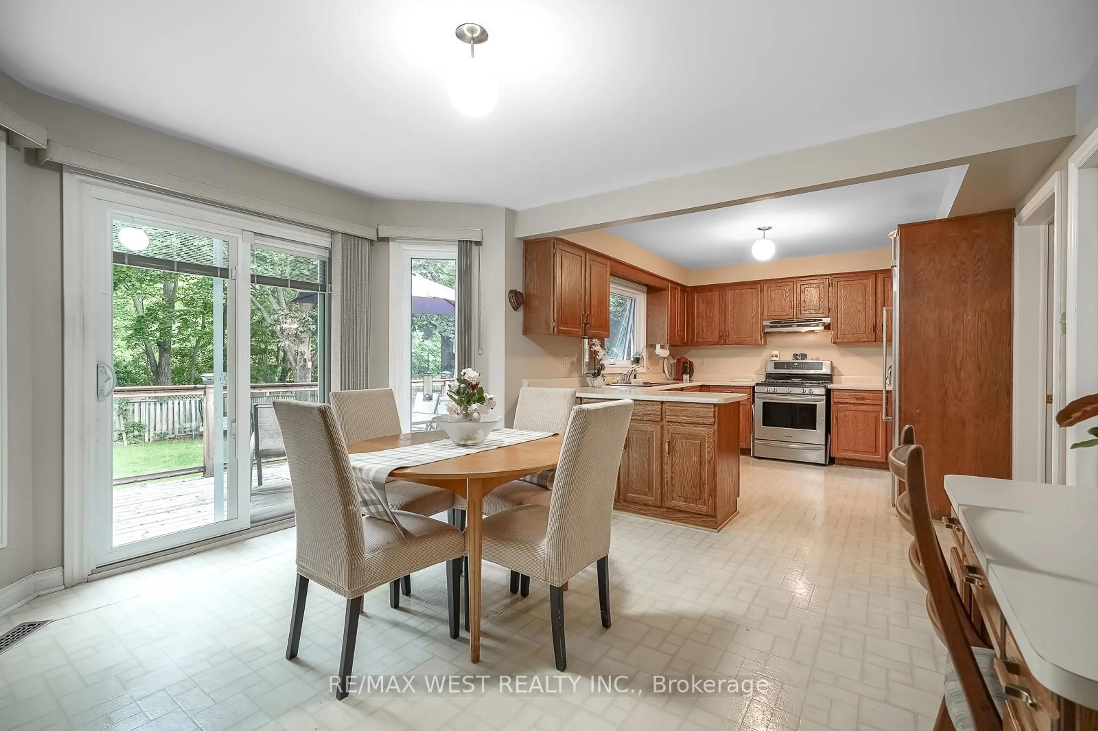 Open concept kitchen, ceramic/tile floor for 1914 The Chase, Mississauga Ontario L5M 3A2