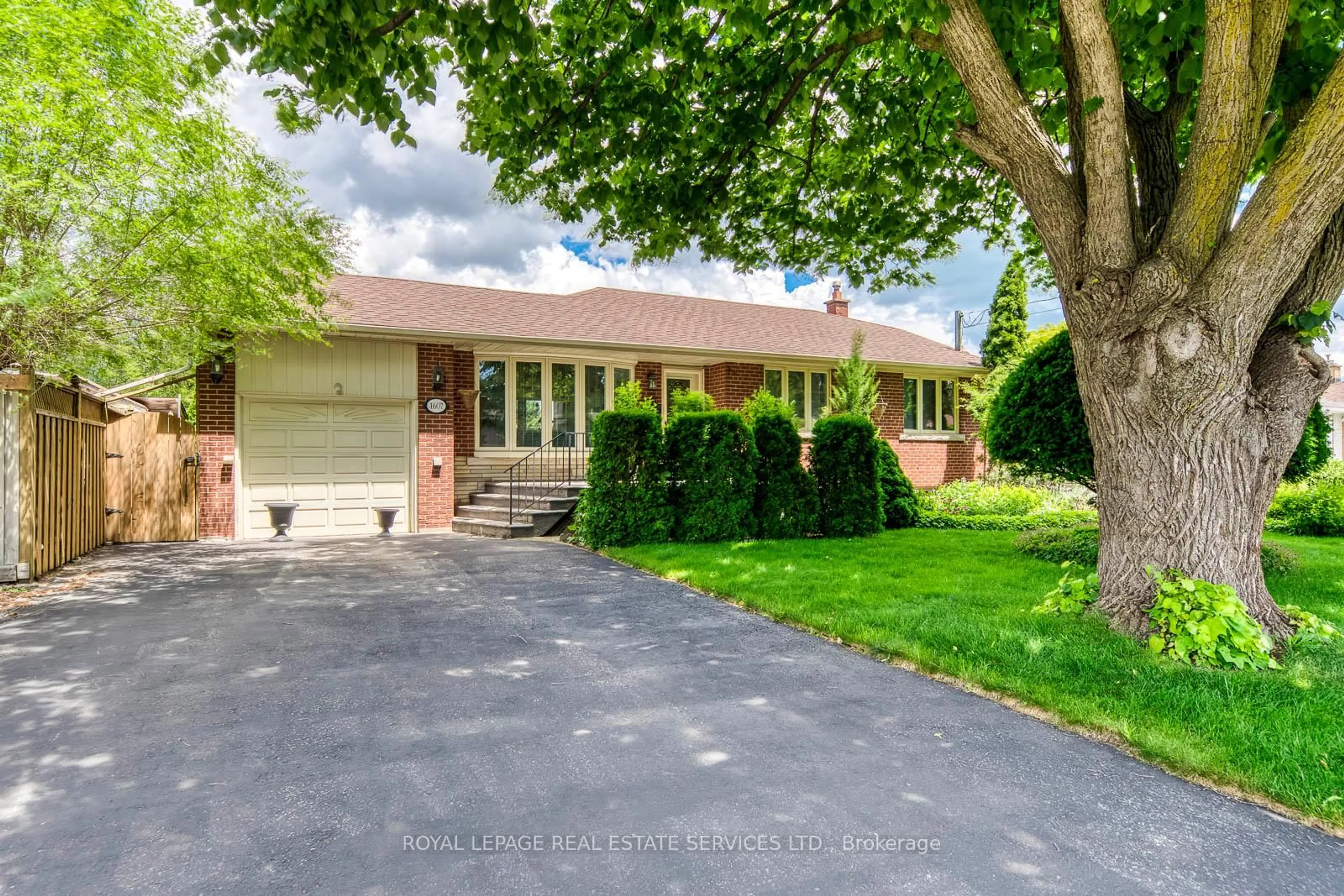 Home with brick exterior material, street for 1607 Ewald Rd, Mississauga Ontario L5G 4C4
