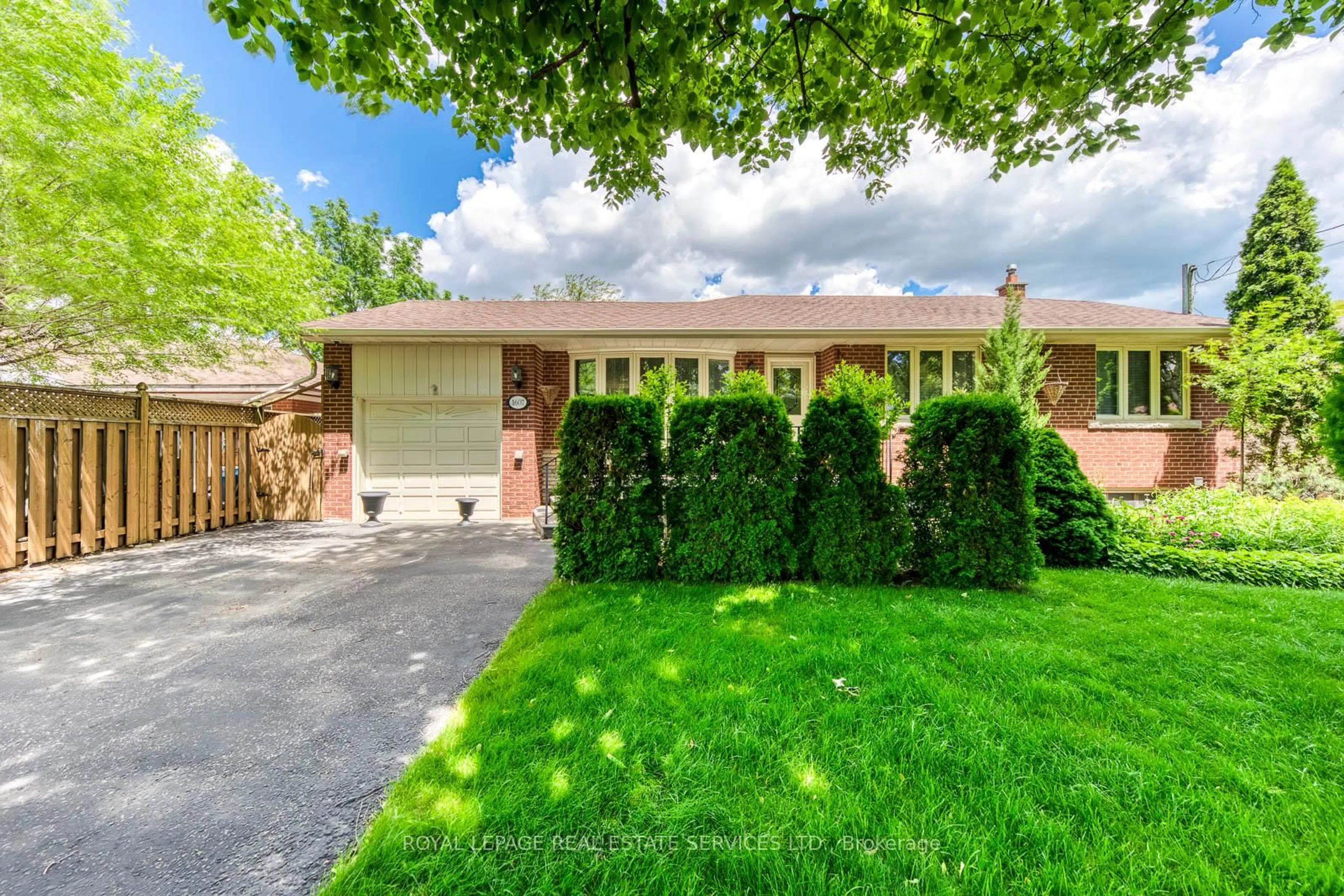 Home with brick exterior material, street for 1607 Ewald Rd, Mississauga Ontario L5G 4C4