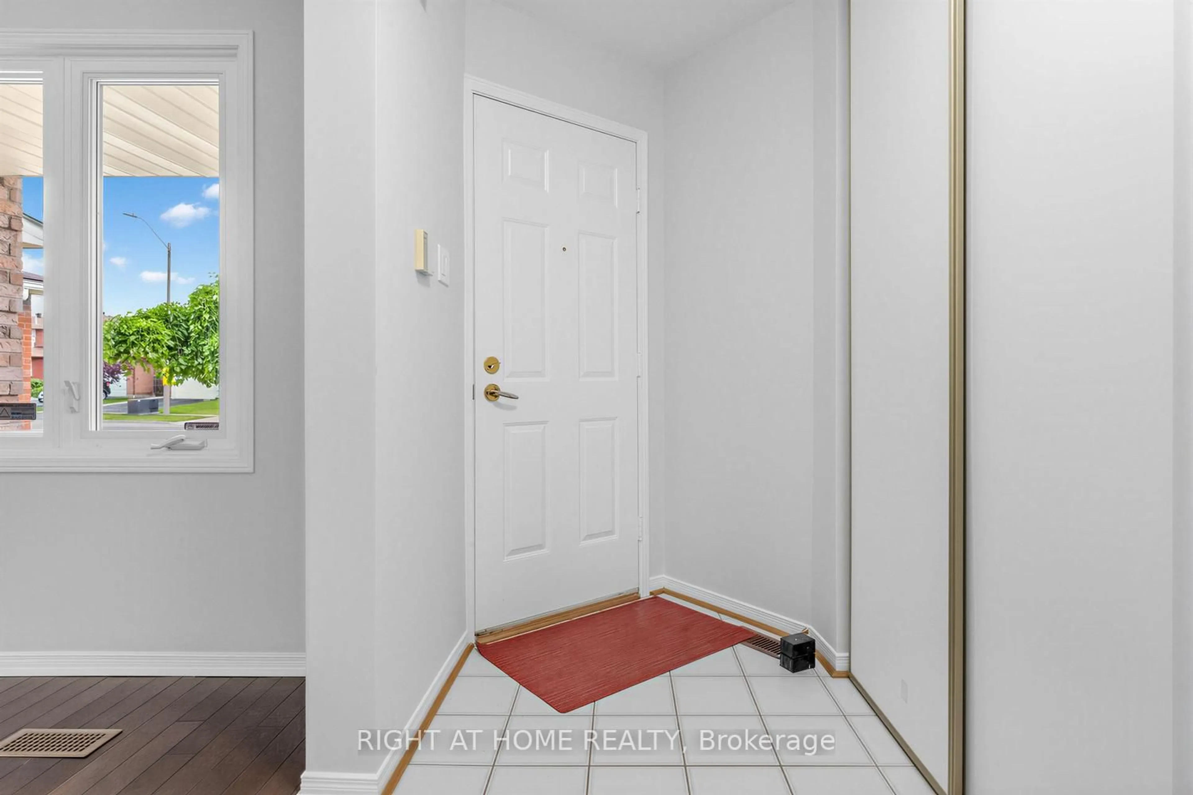 Indoor entryway for 208 Kingsbridge Garden Circ, Mississauga Ontario L5R 1L5