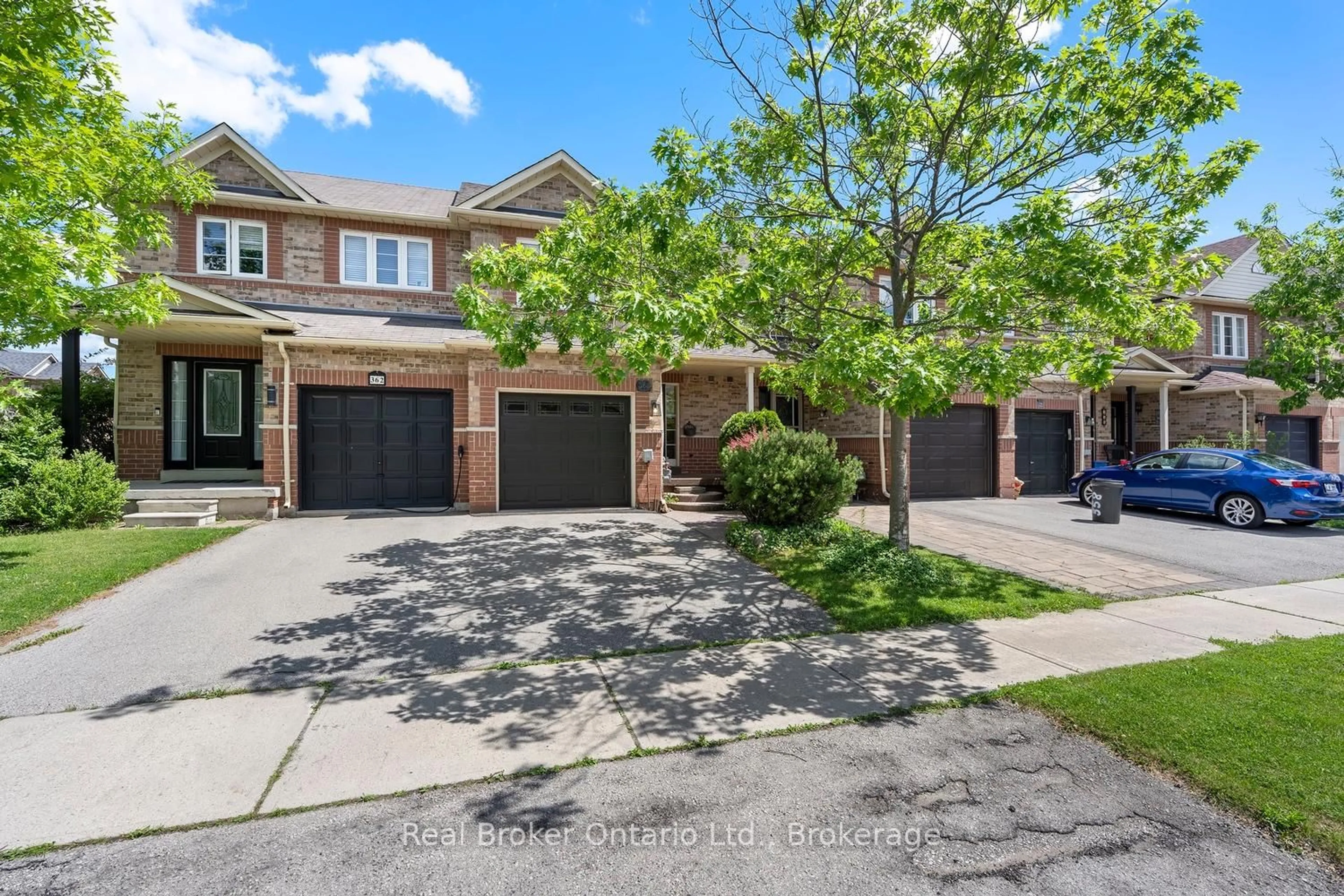 A pic from outside/outdoor area/front of a property/back of a property/a pic from drone, street for 360 Kittridge Rd, Oakville Ontario L6H 7K7