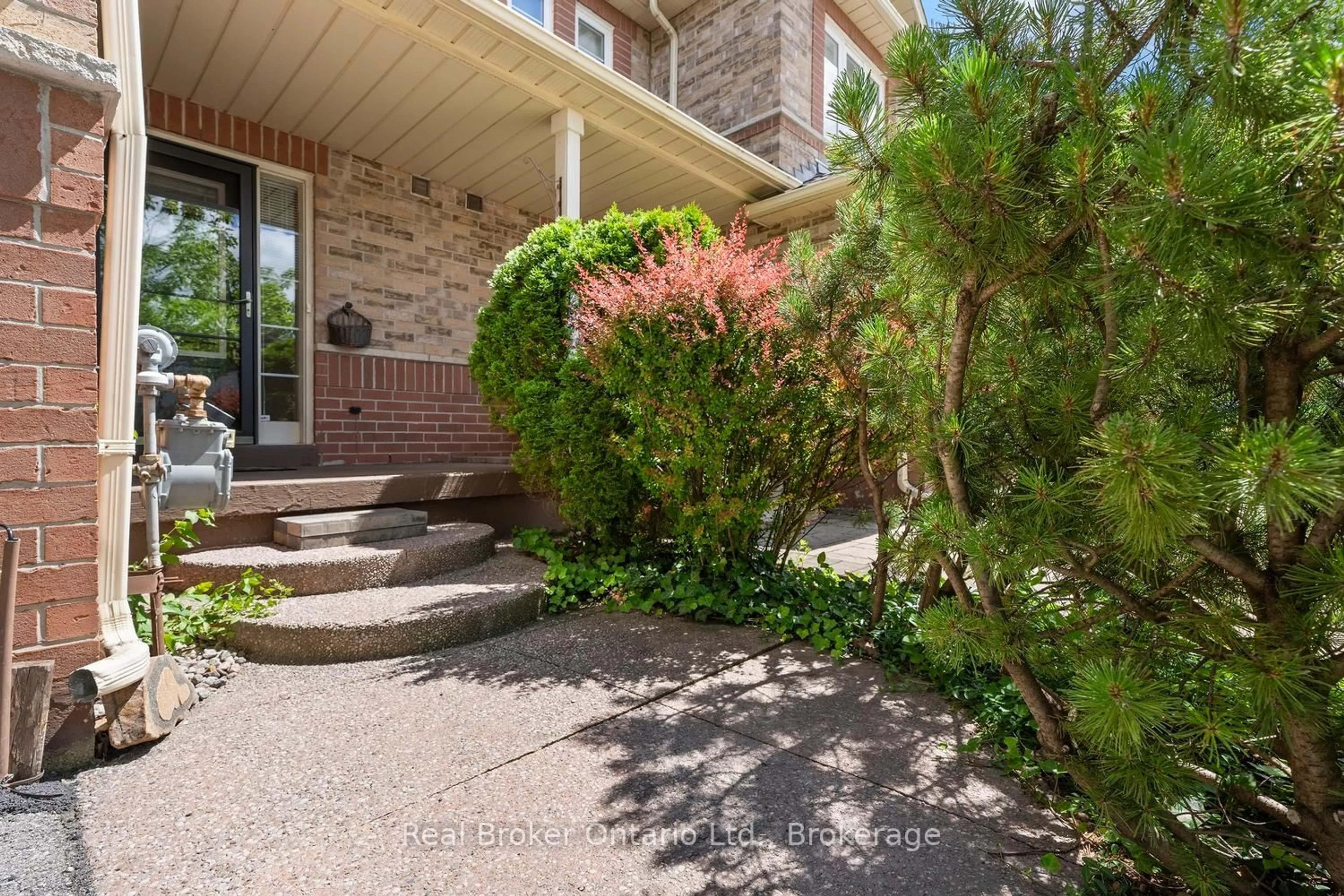 Patio, street for 360 Kittridge Rd, Oakville Ontario L6H 7K7