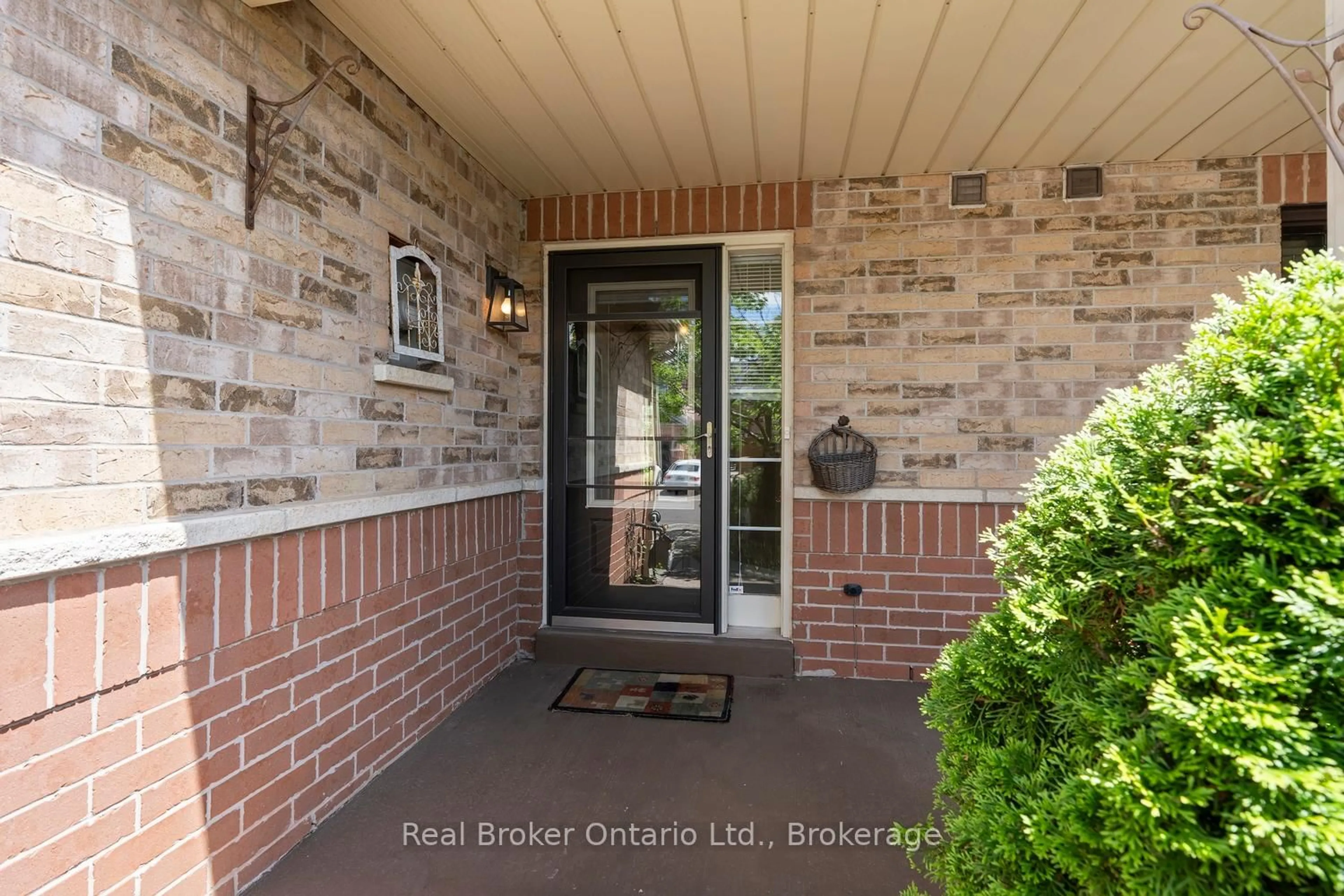 Indoor foyer for 360 Kittridge Rd, Oakville Ontario L6H 7K7