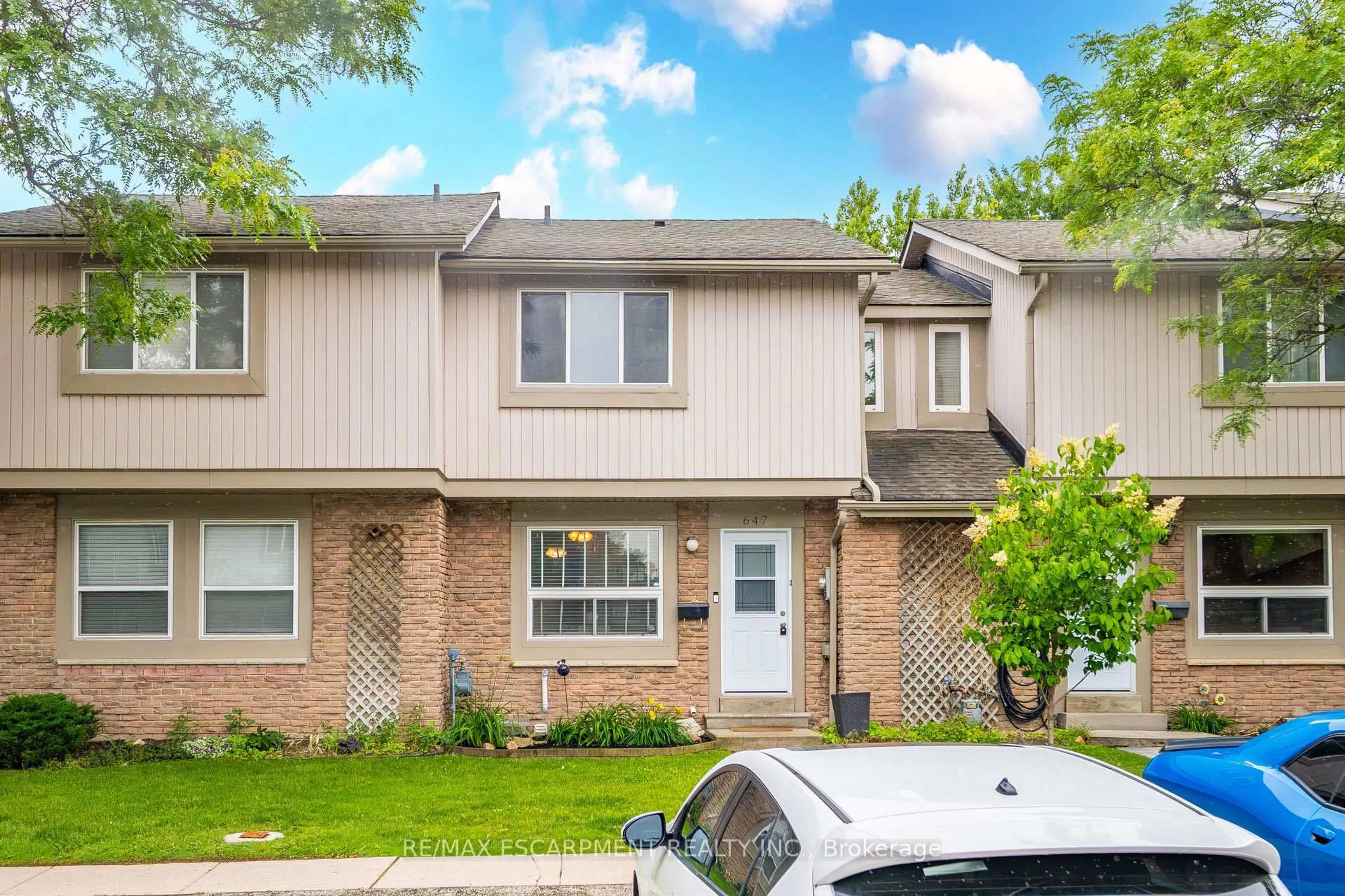 Home with vinyl exterior material, street for 647 Woodward Ave, Milton Ontario L9T 3K4