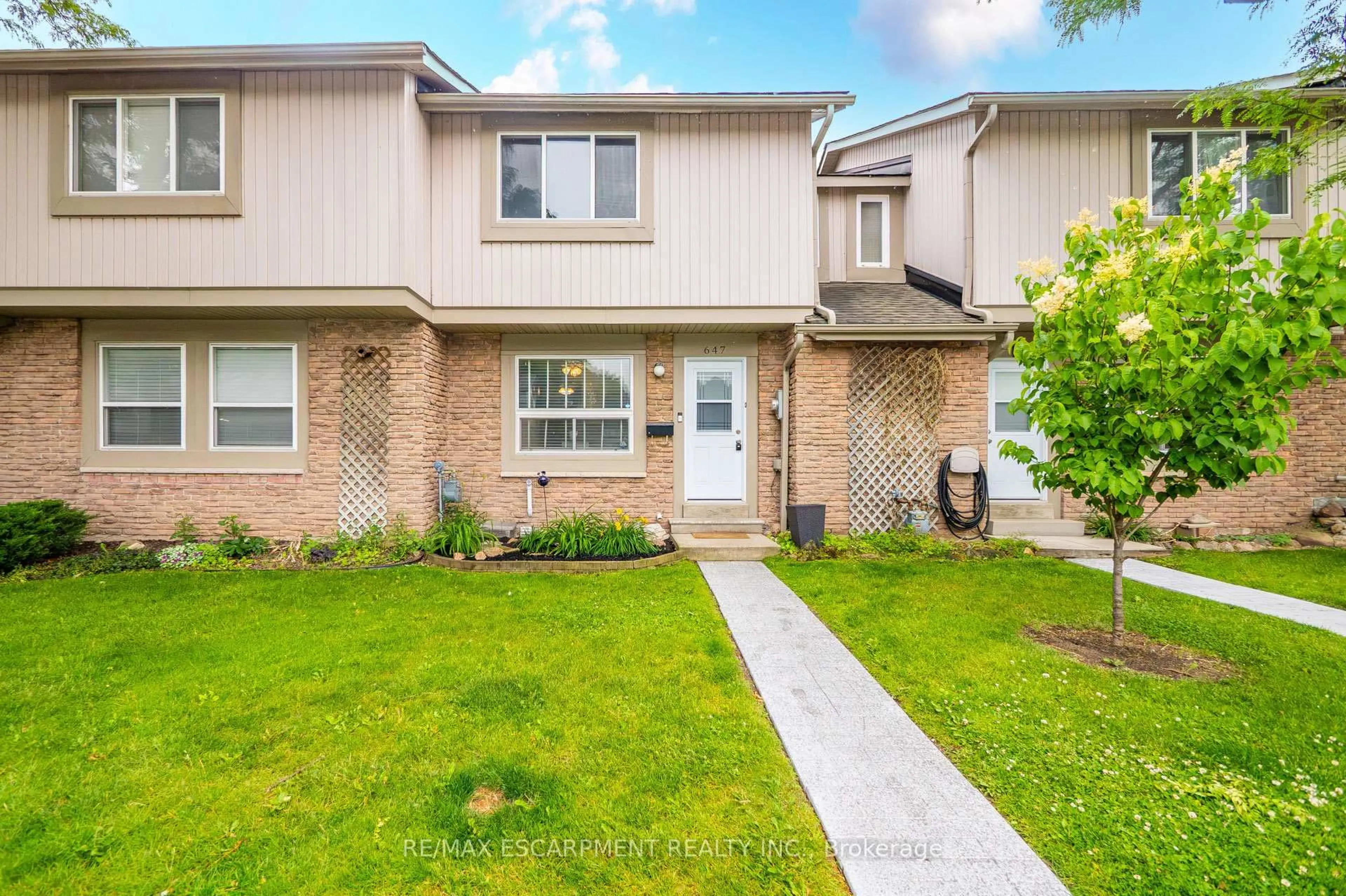 Home with vinyl exterior material, street for 647 Woodward Ave, Milton Ontario L9T 3K4