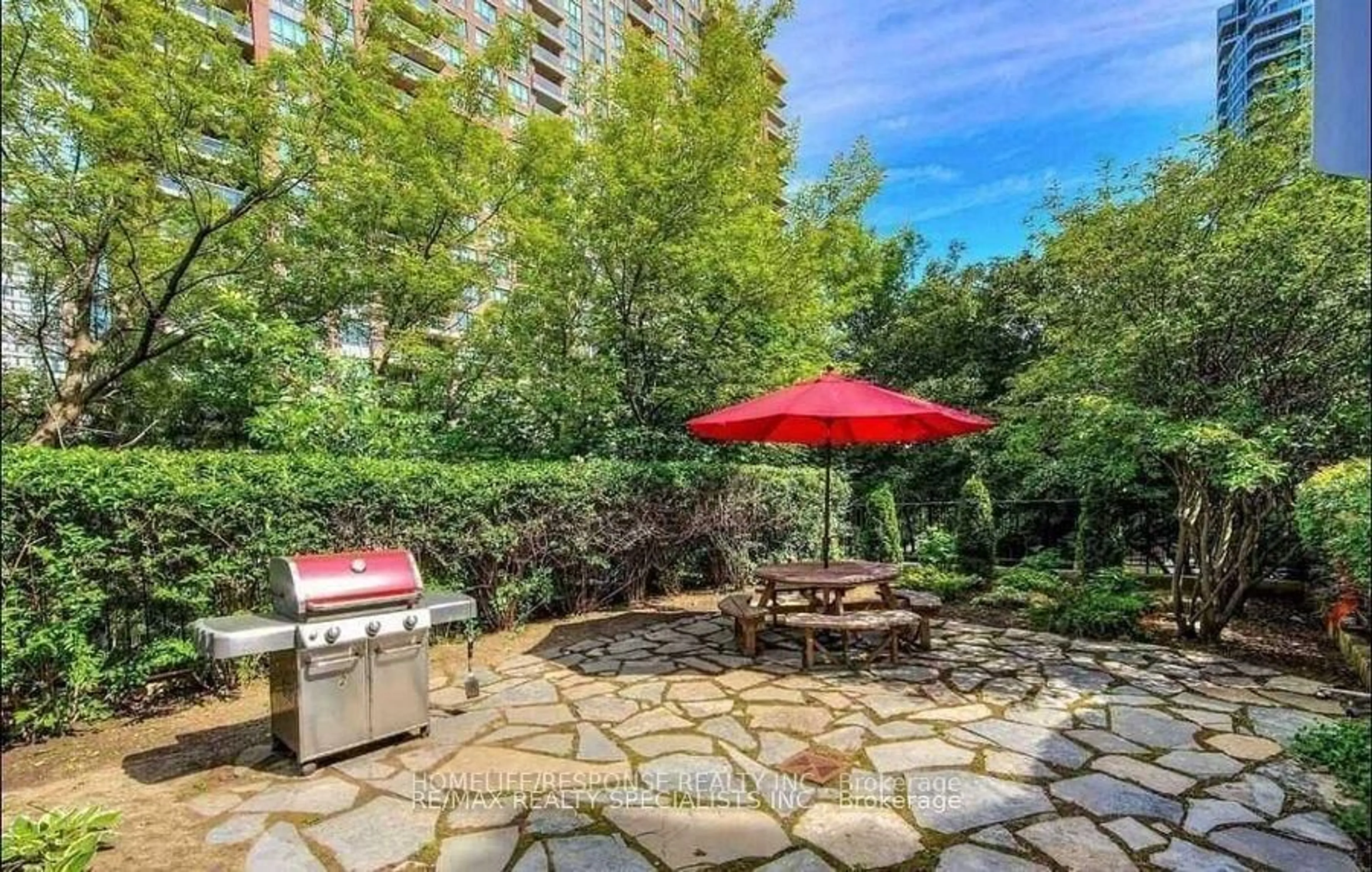 Patio, street for 55 ELM Dr #1601, Mississauga Ontario L5B 3Z3
