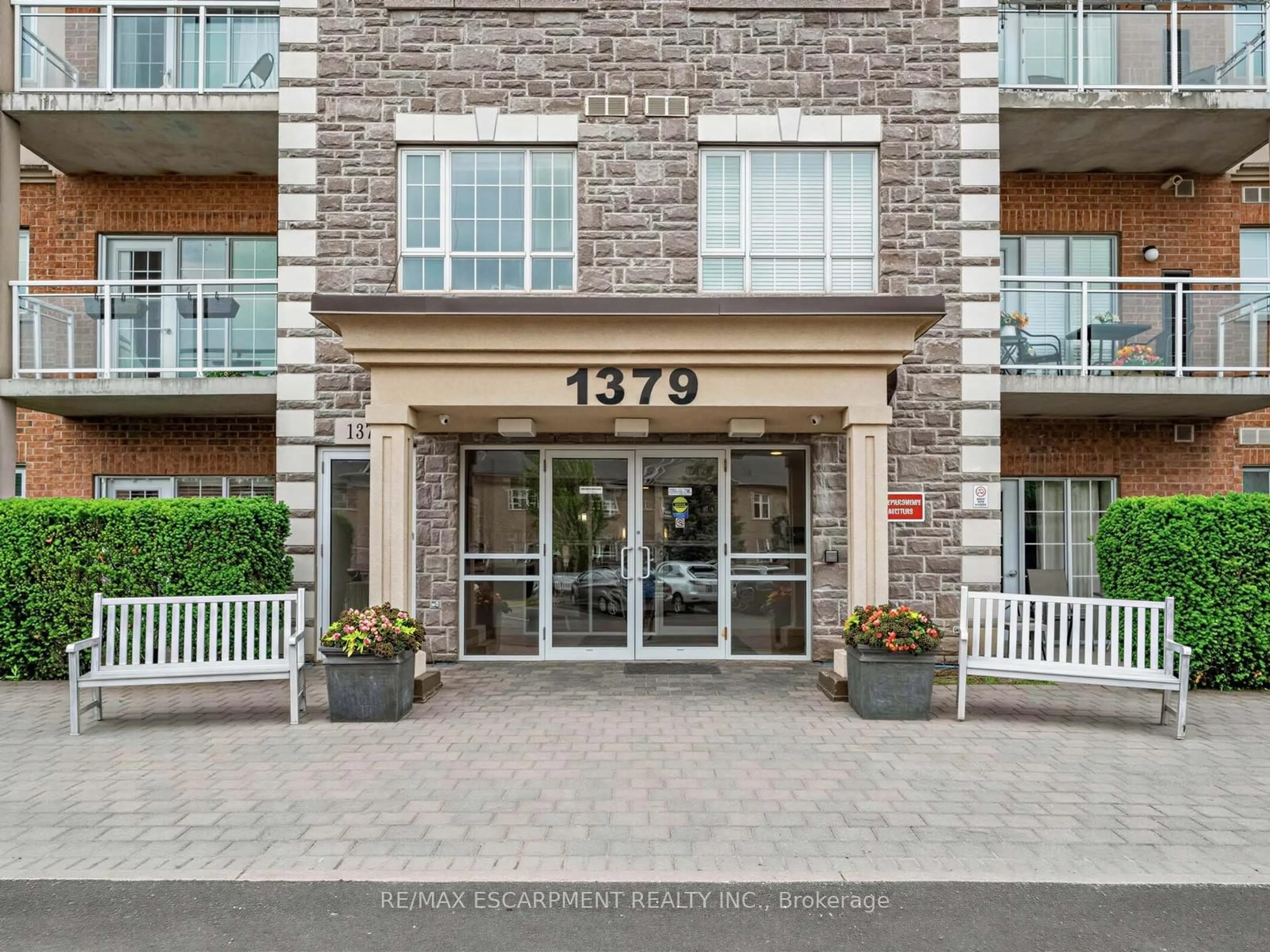 Indoor entryway for 1379 COSTIGAN Rd #103, Milton Ontario L9T 2K6