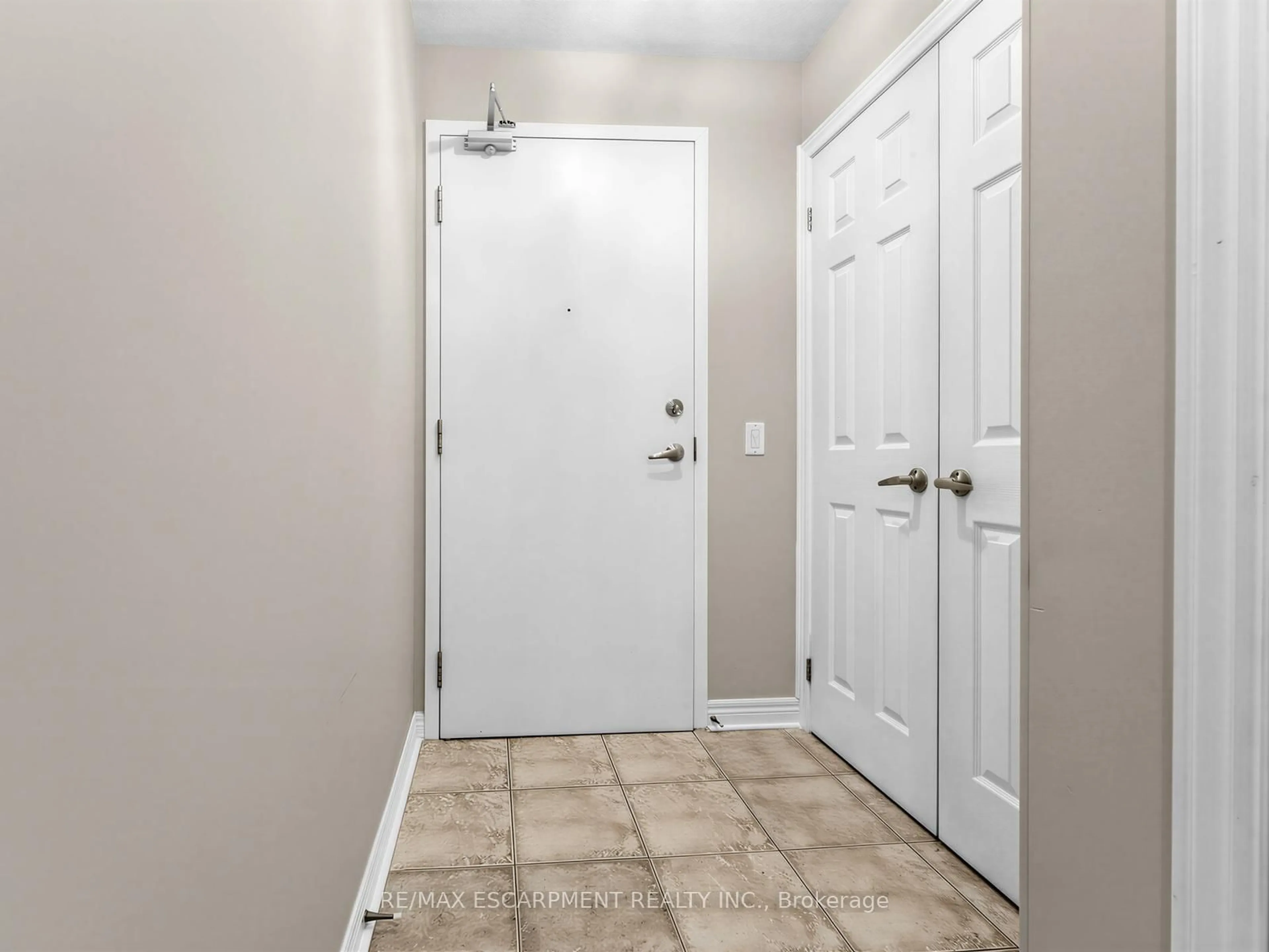 Indoor entryway for 1379 COSTIGAN Rd #103, Milton Ontario L9T 2K6