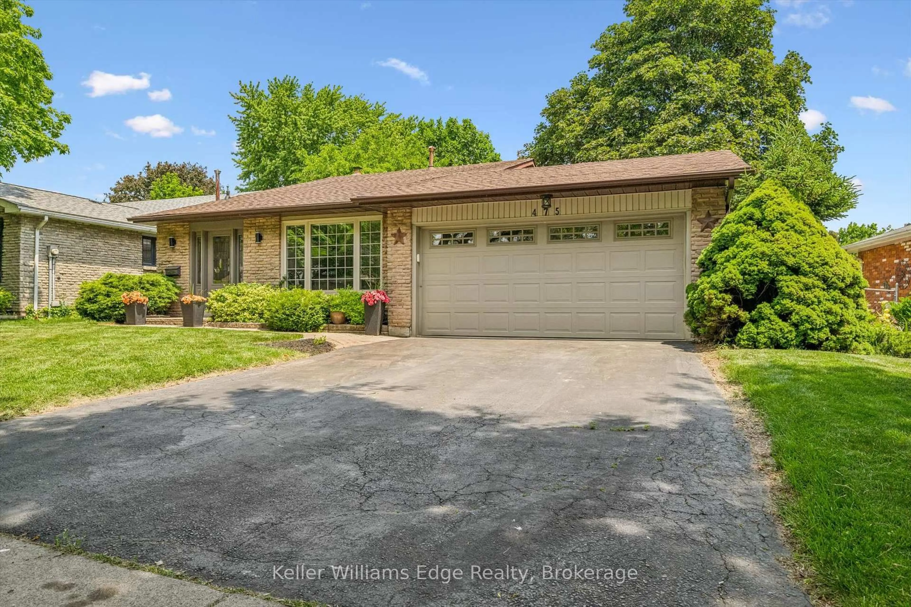 A pic from outside/outdoor area/front of a property/back of a property/a pic from drone, street for 475 Vanguard Cres, Oakville Ontario L6L 5G6