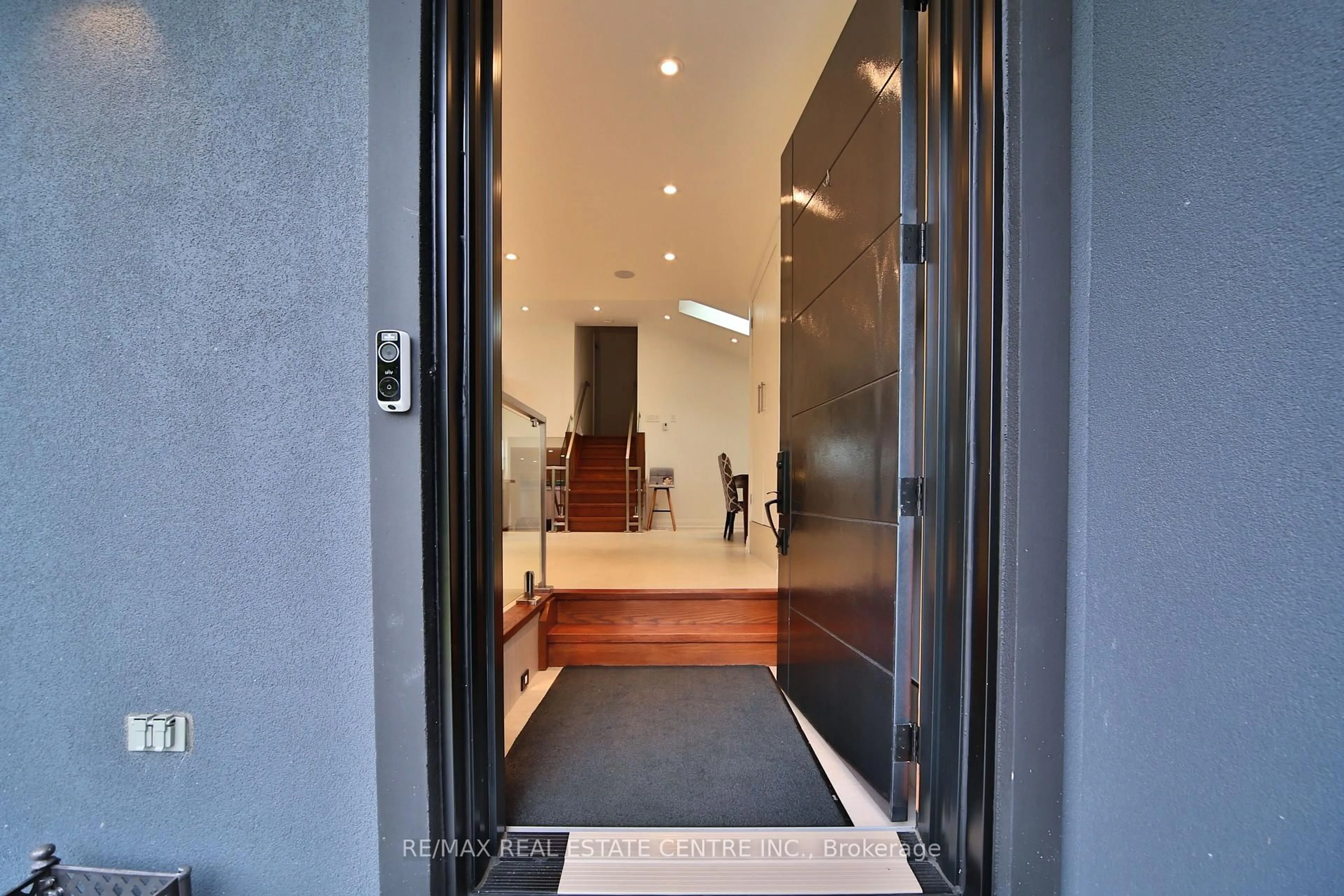 Indoor foyer for 3158 Valmarie Ave, Mississauga Ontario L5C 2A2