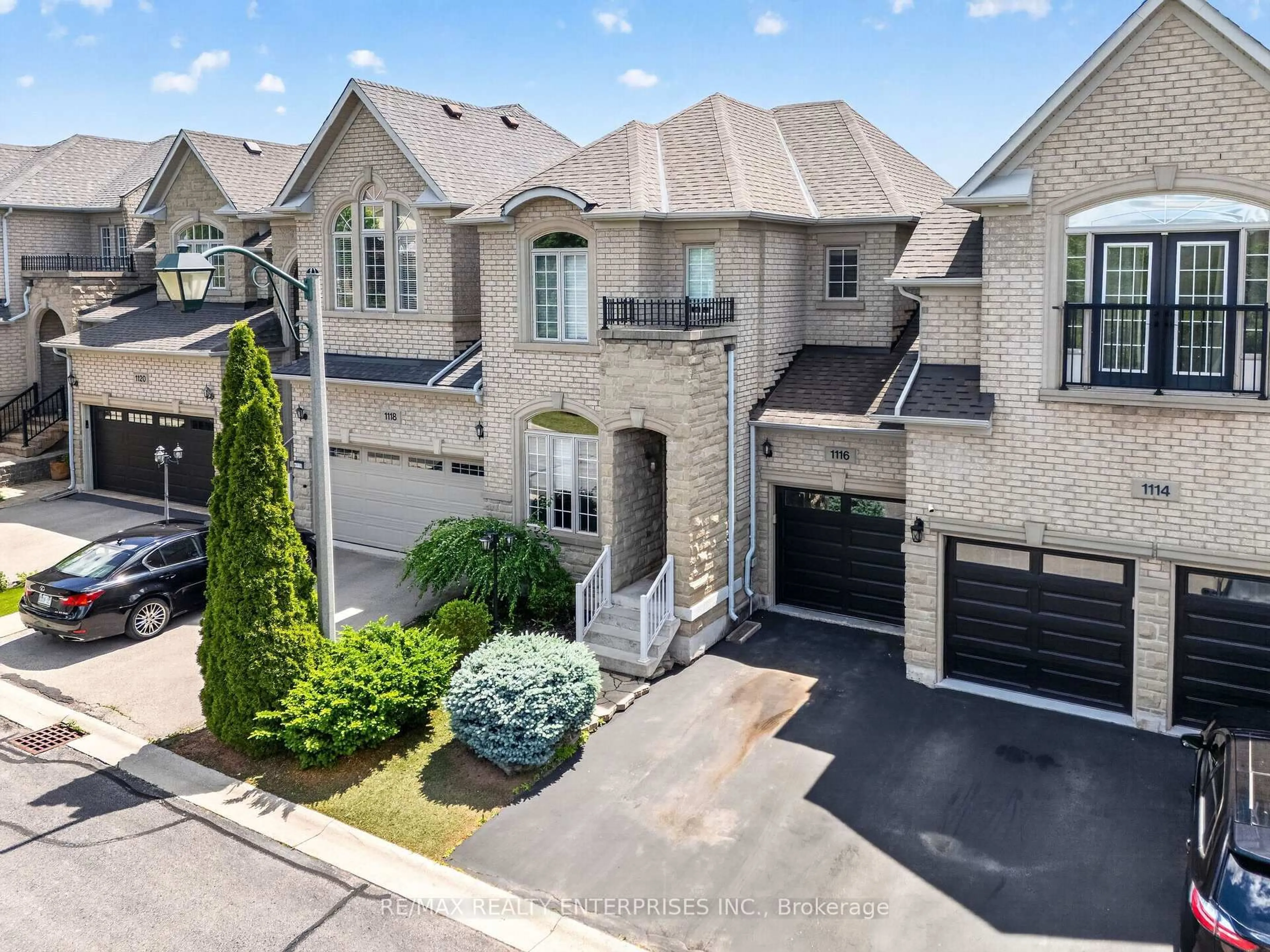 A pic from outside/outdoor area/front of a property/back of a property/a pic from drone, street for 1116 Woodington Lane, Oakville Ontario L6H 7T9