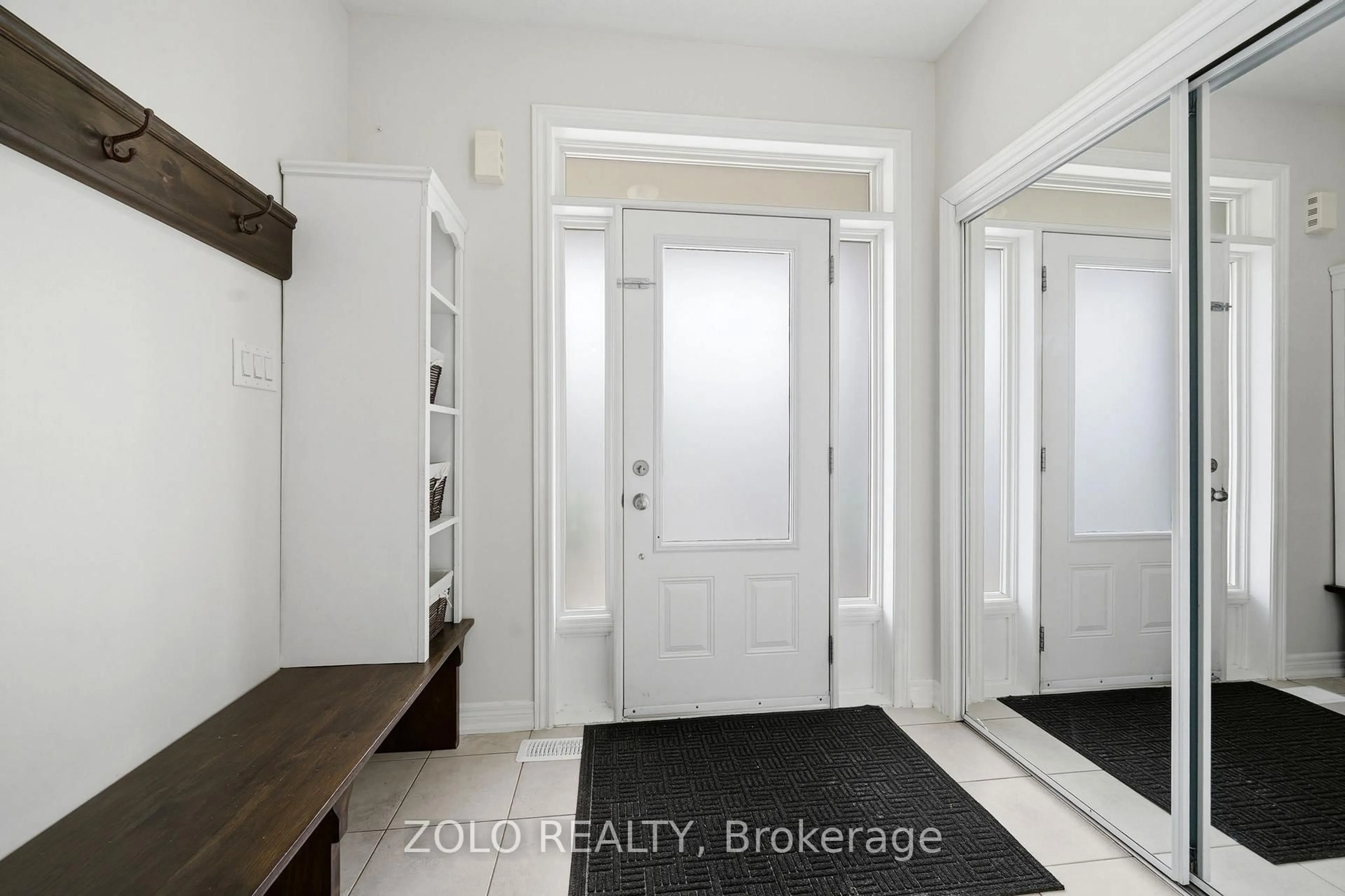 Indoor entryway for 6 Diamond Leaf Lane, Halton Hills Ontario L7G 0G7