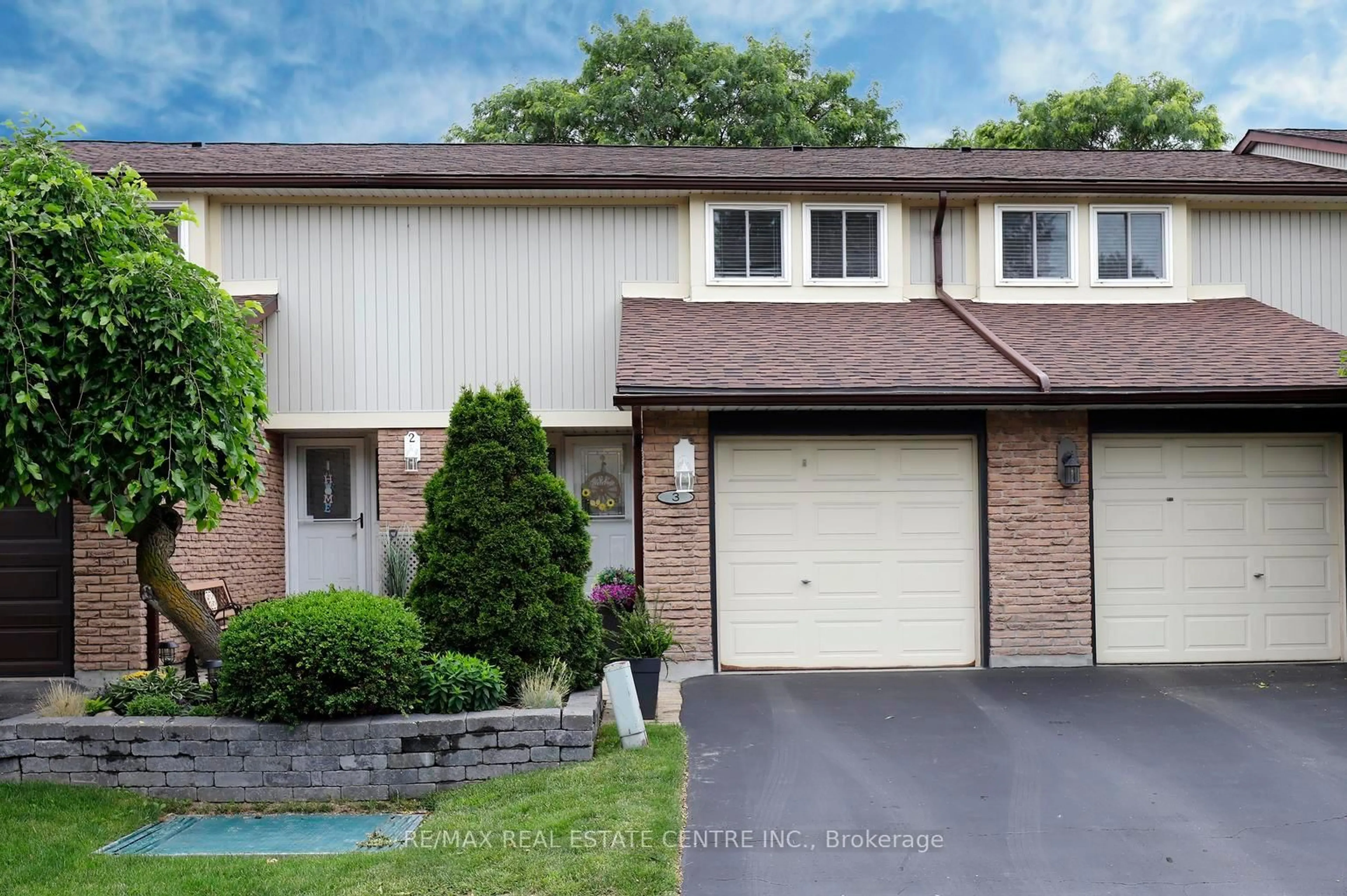 Home with vinyl exterior material, street for 341 Wilson Dr #3, Milton Ontario L9T 3Y9