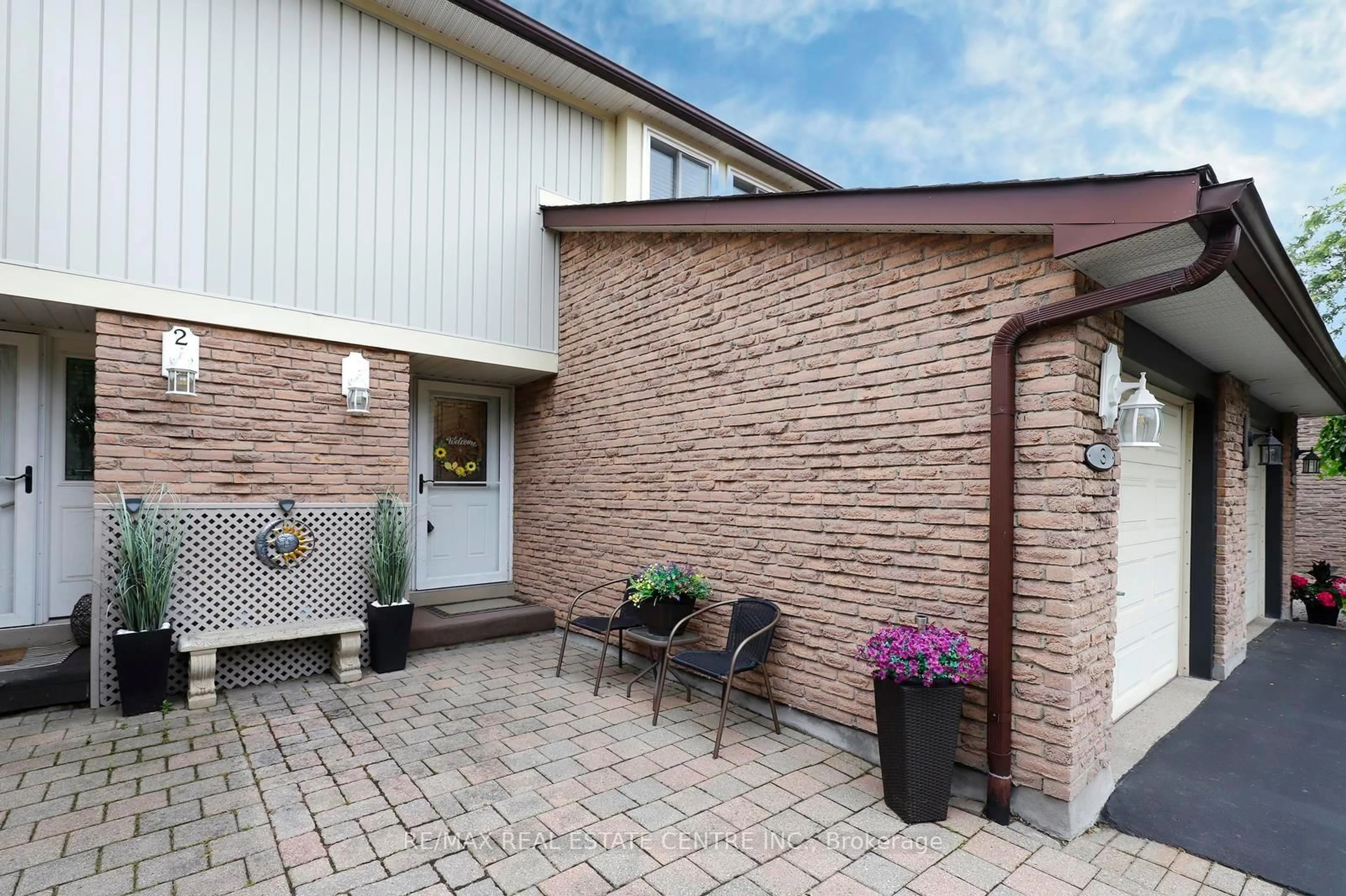 Patio, building for 341 Wilson Dr #3, Milton Ontario L9T 3Y9