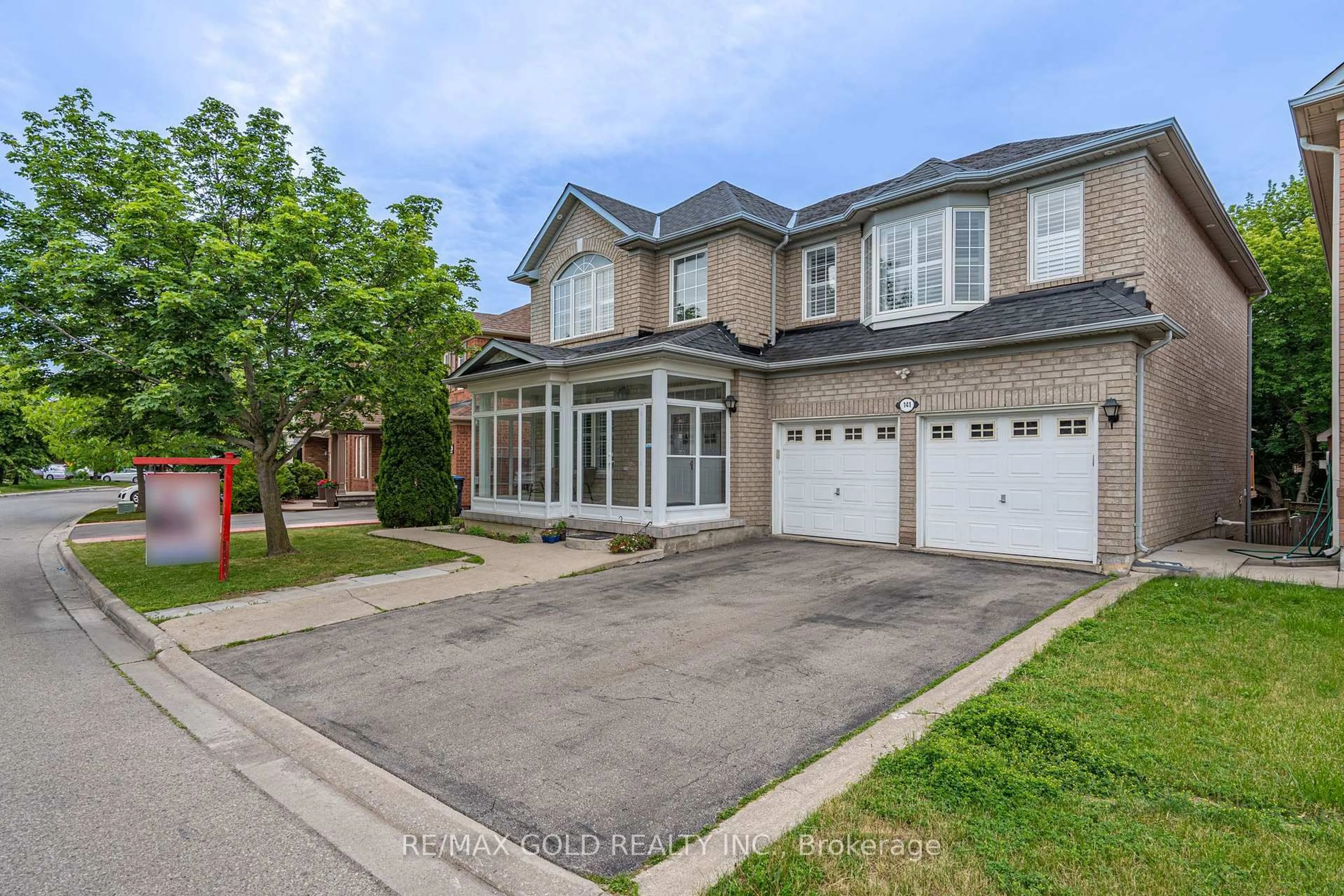 A pic from outside/outdoor area/front of a property/back of a property/a pic from drone, street for 141 Whitwell Dr, Brampton Ontario L6P 1L2