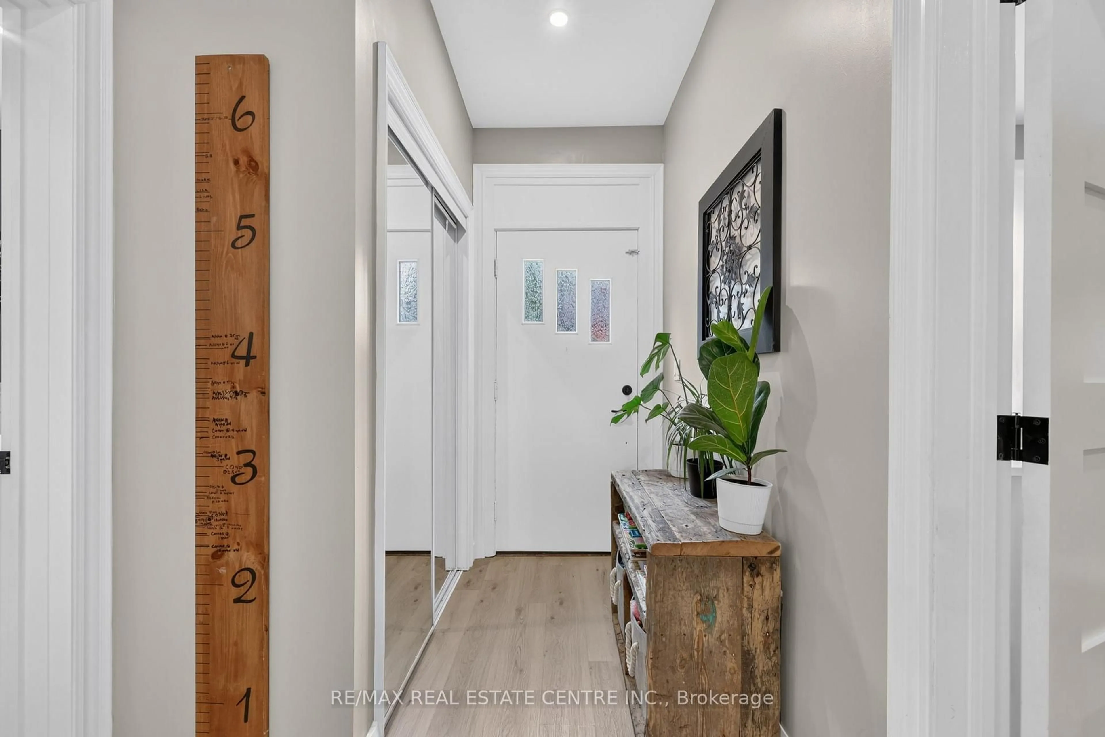 Indoor entryway for 77 Mill St, Orangeville Ontario L9W 2M6
