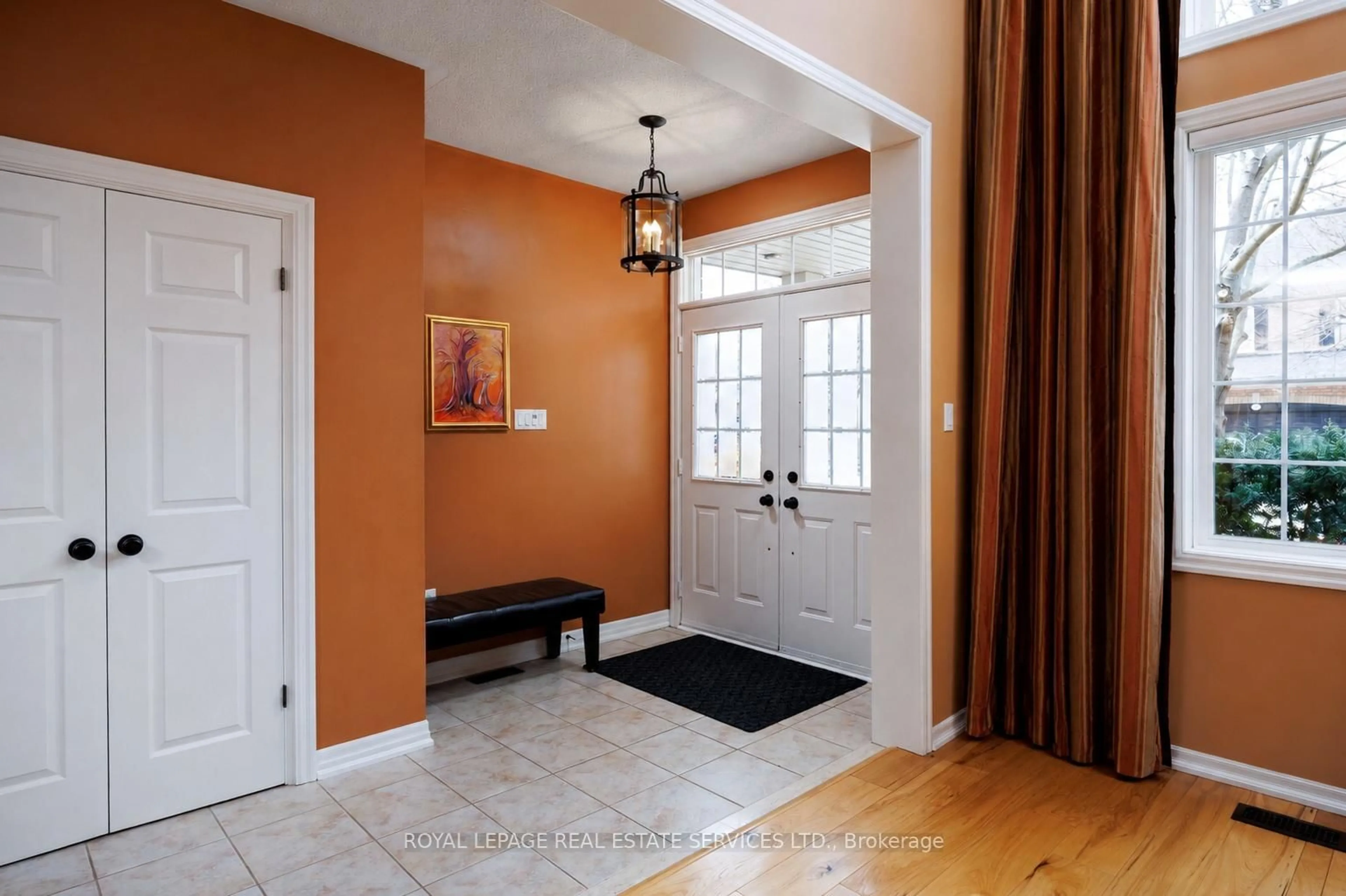 Indoor entryway for 1392 Pinecliff Rd, Oakville Ontario L6M 3Z1