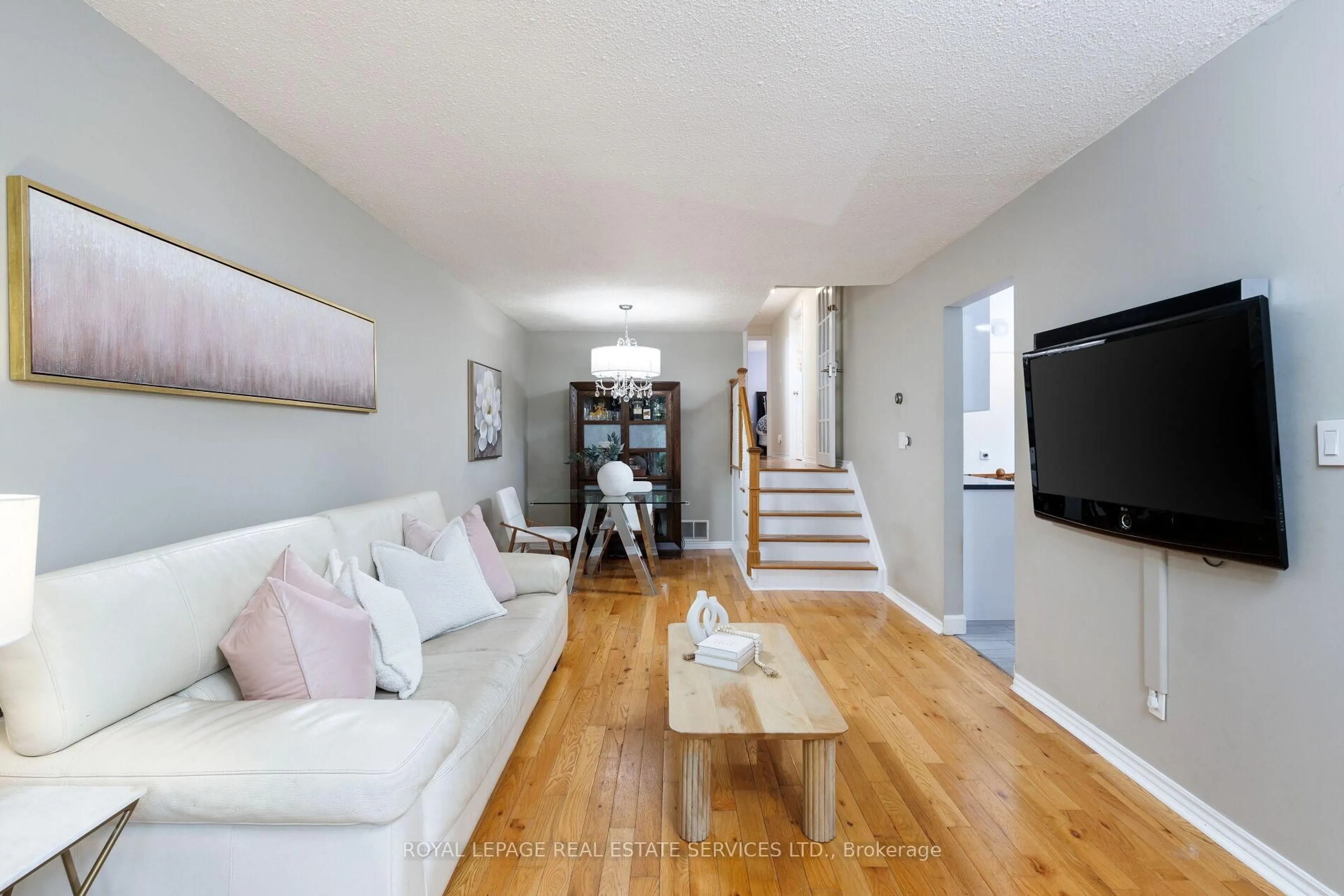 Living room with furniture, unknown for 2358 Holyhead Dr, Burlington Ontario L7P 3V3