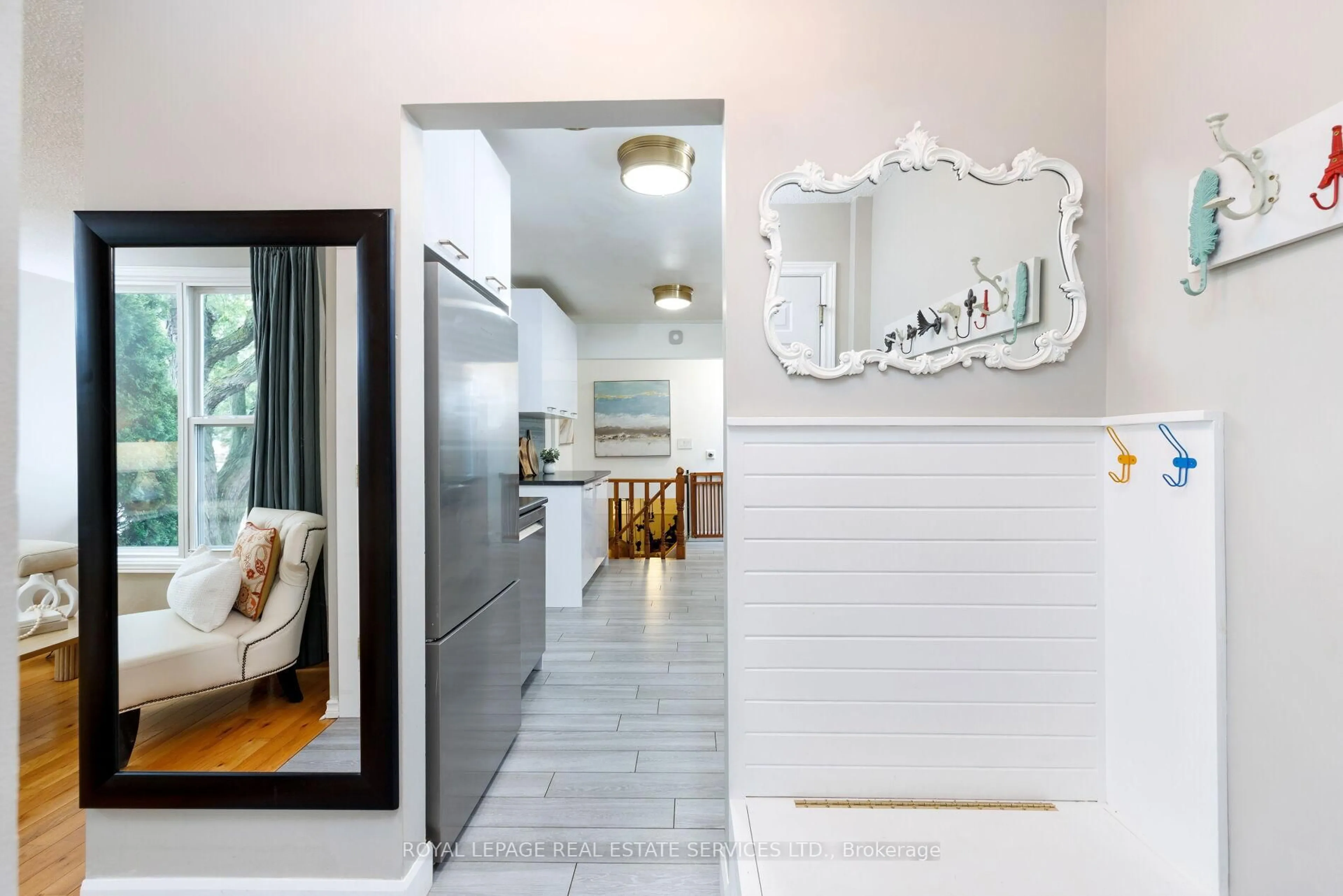 Indoor entryway for 2358 Holyhead Dr, Burlington Ontario L7P 3V3