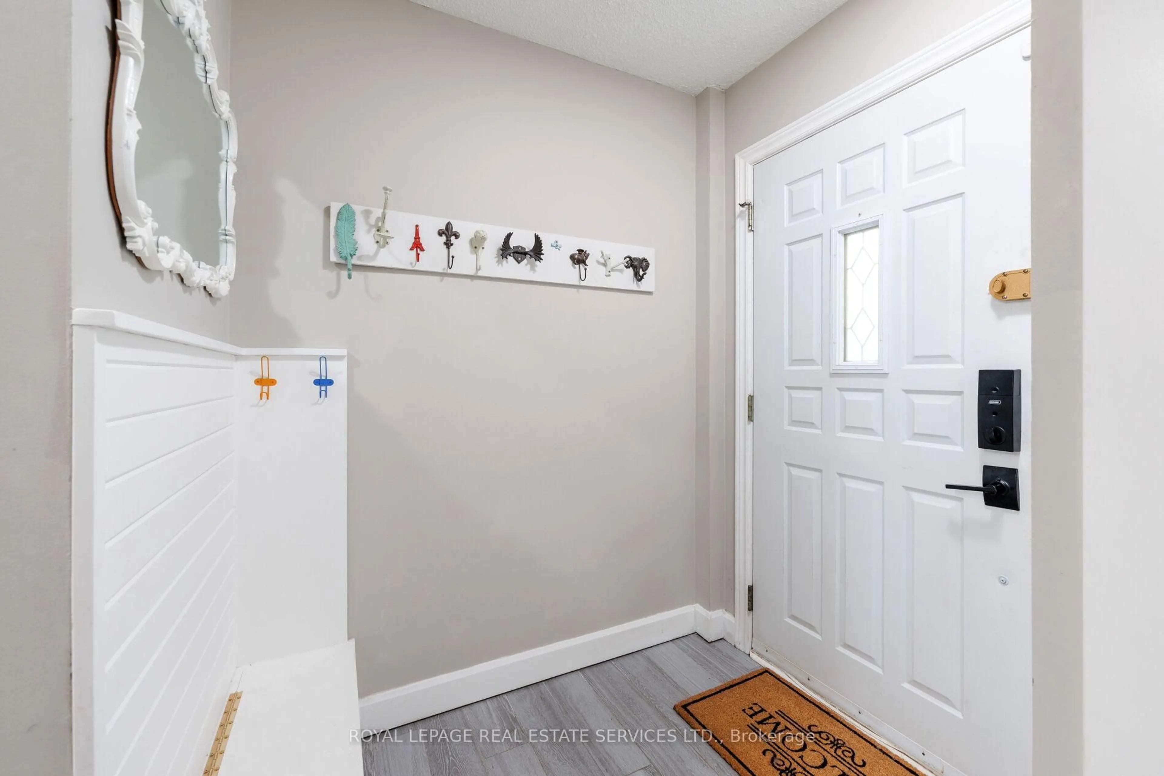 Indoor entryway for 2358 Holyhead Dr, Burlington Ontario L7P 3V3