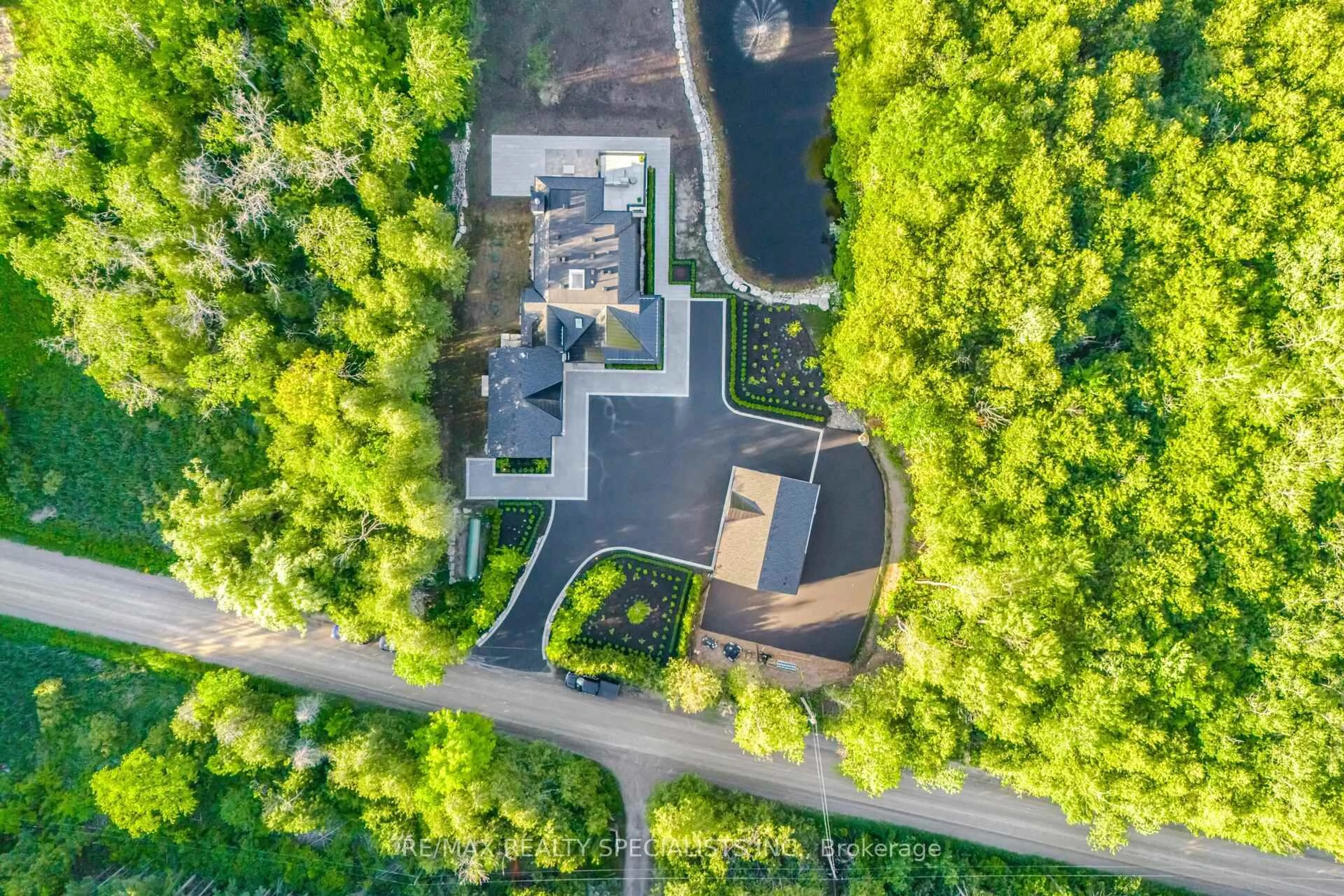 A pic from outside/outdoor area/front of a property/back of a property/a pic from drone, unknown for 16735 Shaws Creek Rd, Caledon Ontario L7K 1K9