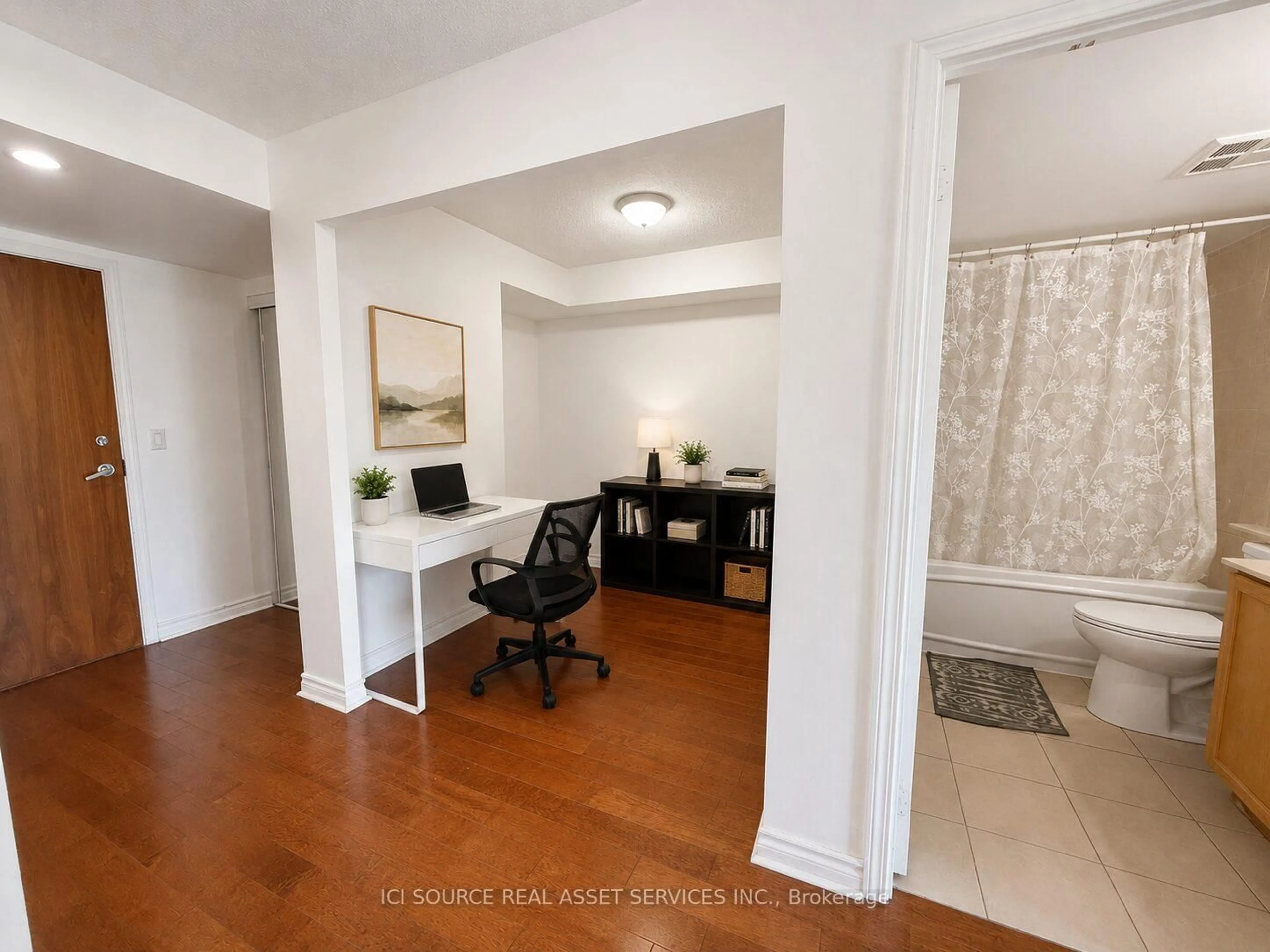 A pic of a room for 33 Elm Dr #607, Mississauga Ontario L5B 4M2