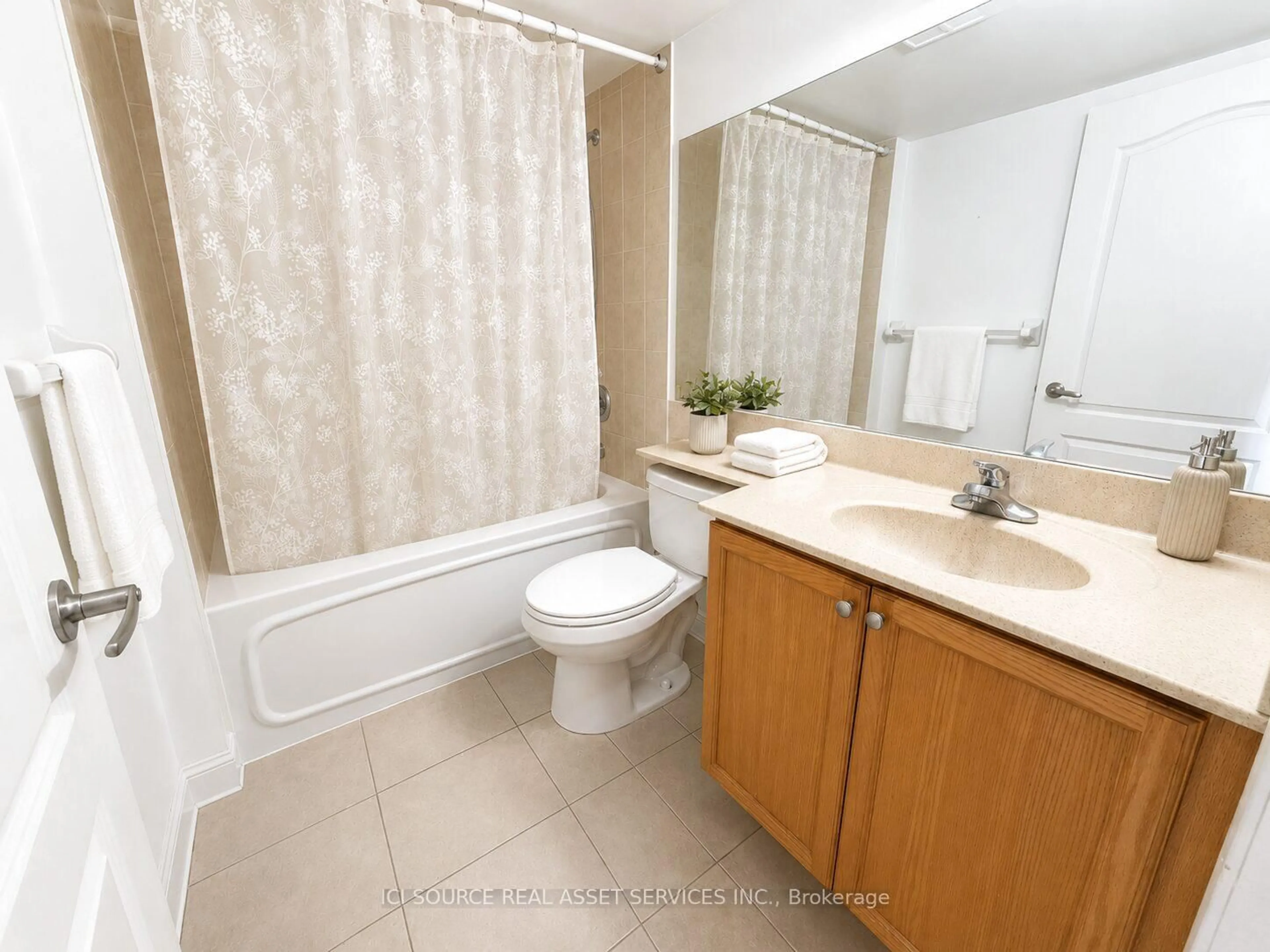 Standard bathroom, unknown for 33 Elm Dr #607, Mississauga Ontario L5B 4M2