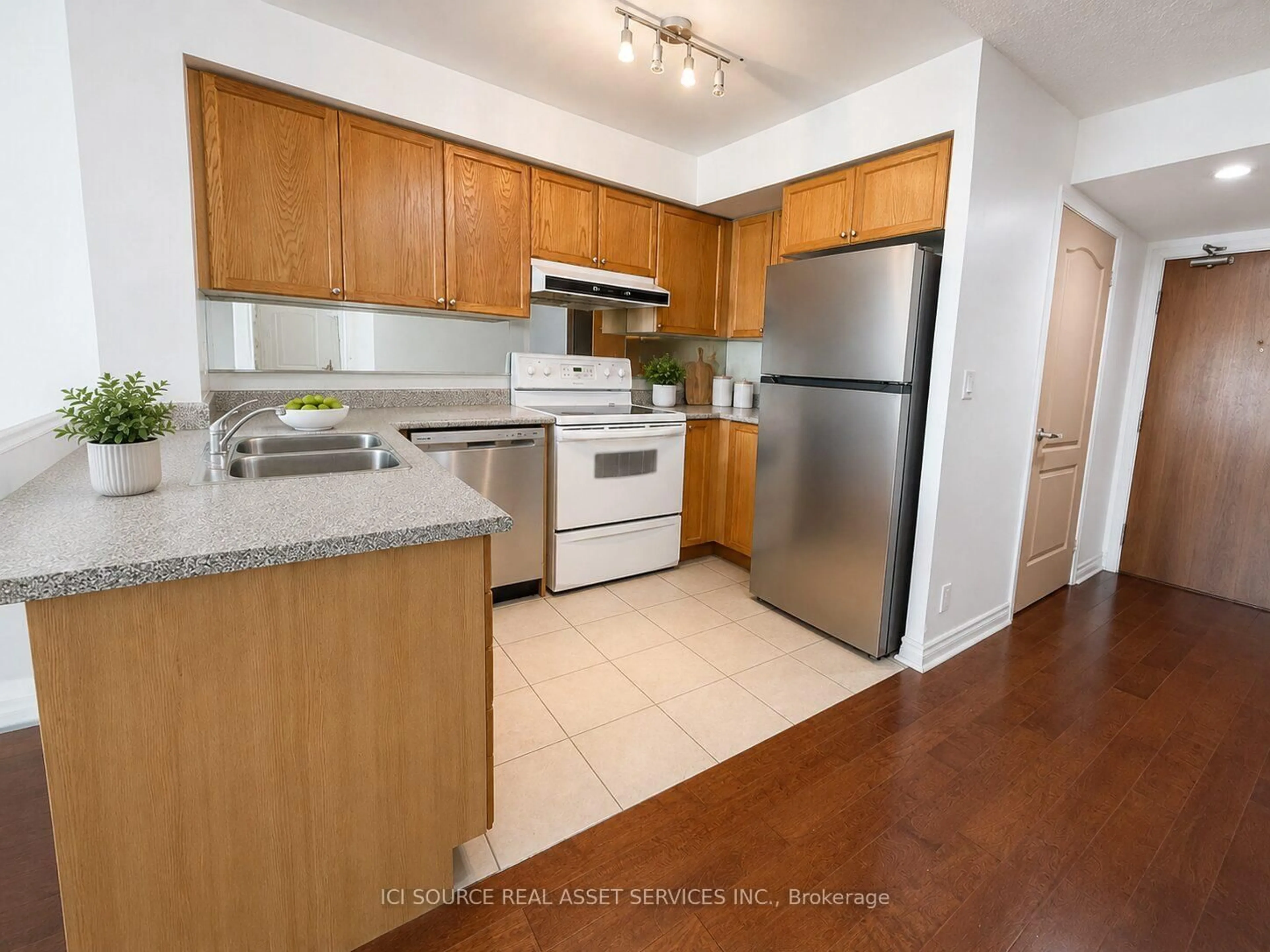 Standard kitchen, unknown for 33 Elm Dr #607, Mississauga Ontario L5B 4M2