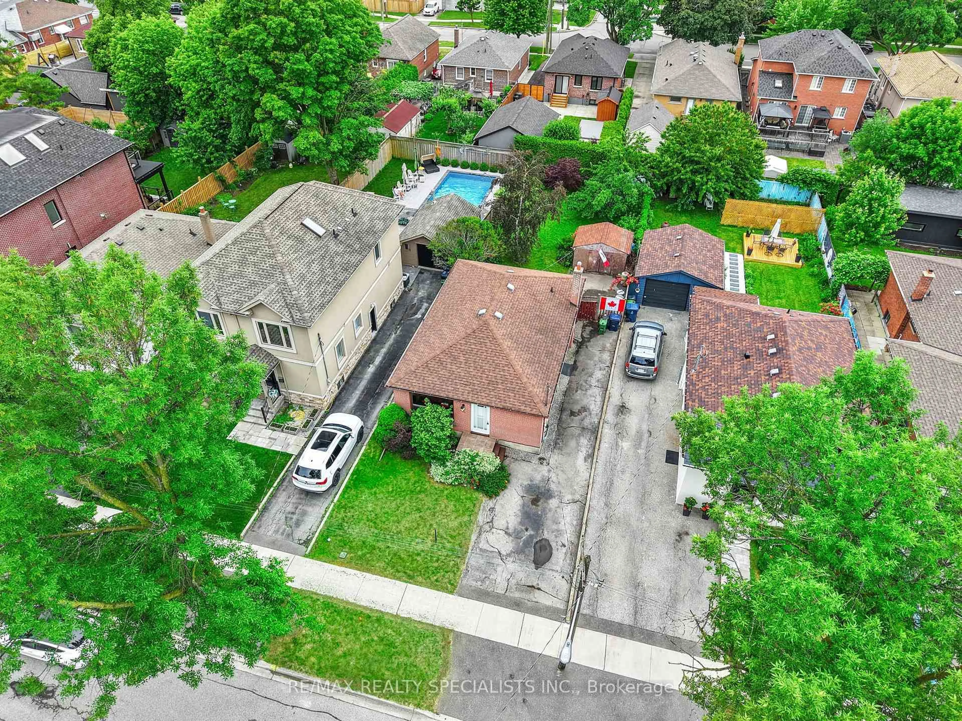 A pic from outside/outdoor area/front of a property/back of a property/a pic from drone, street for 14 Treeview Dr, Toronto Ontario M8W 4B9