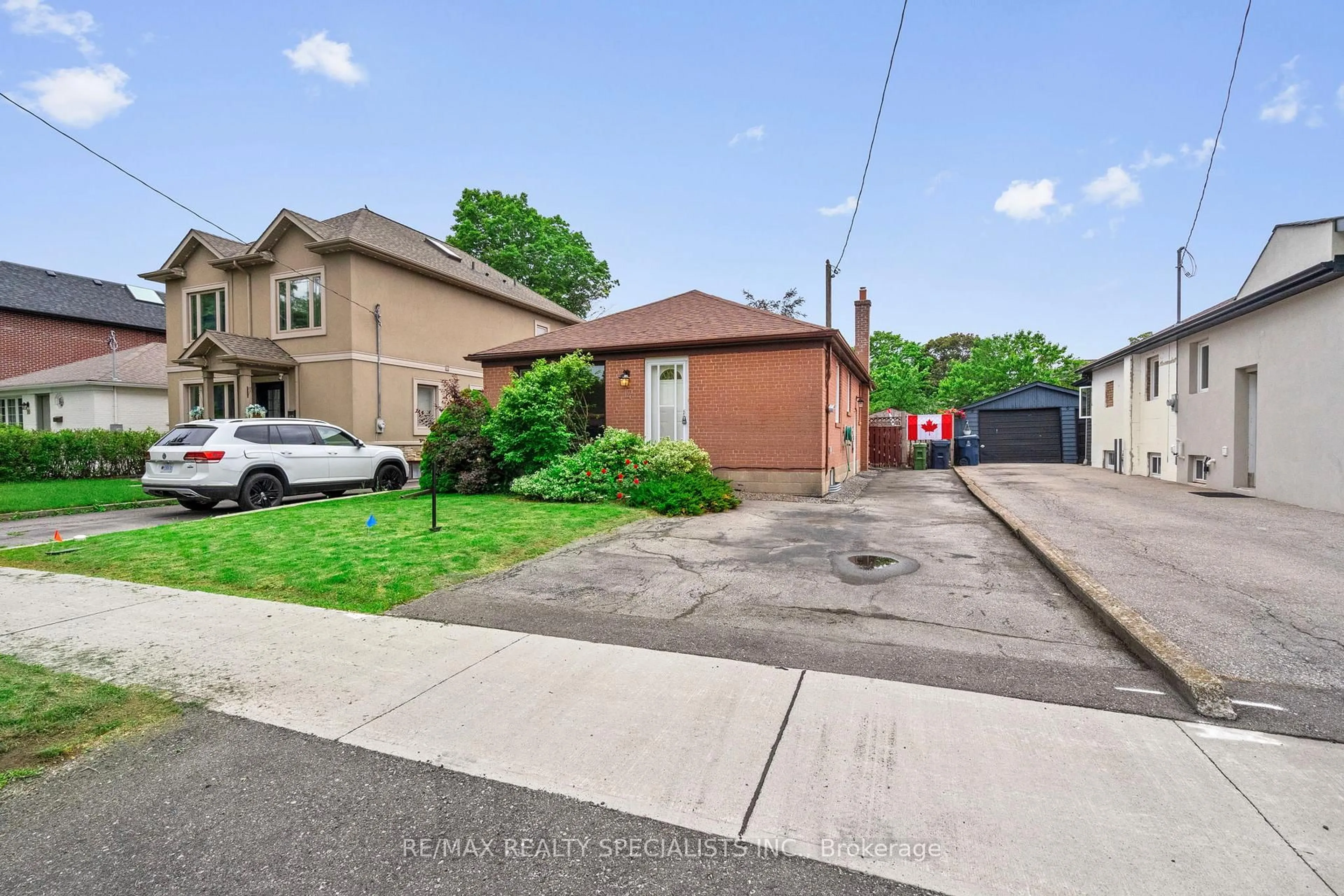 A pic from outside/outdoor area/front of a property/back of a property/a pic from drone, street for 14 Treeview Dr, Toronto Ontario M8W 4B9