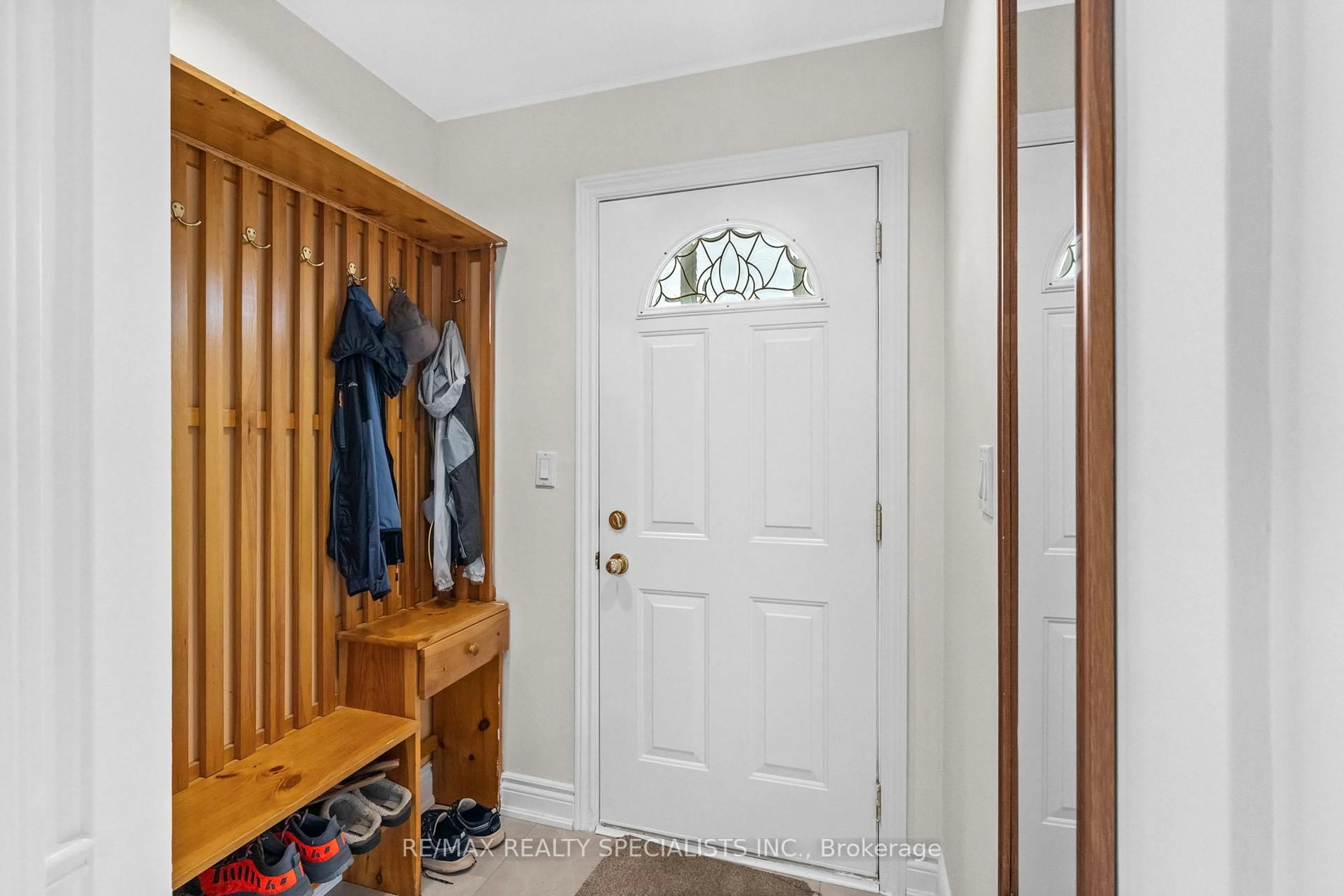 Indoor entryway for 14 Treeview Dr, Toronto Ontario M8W 4B9