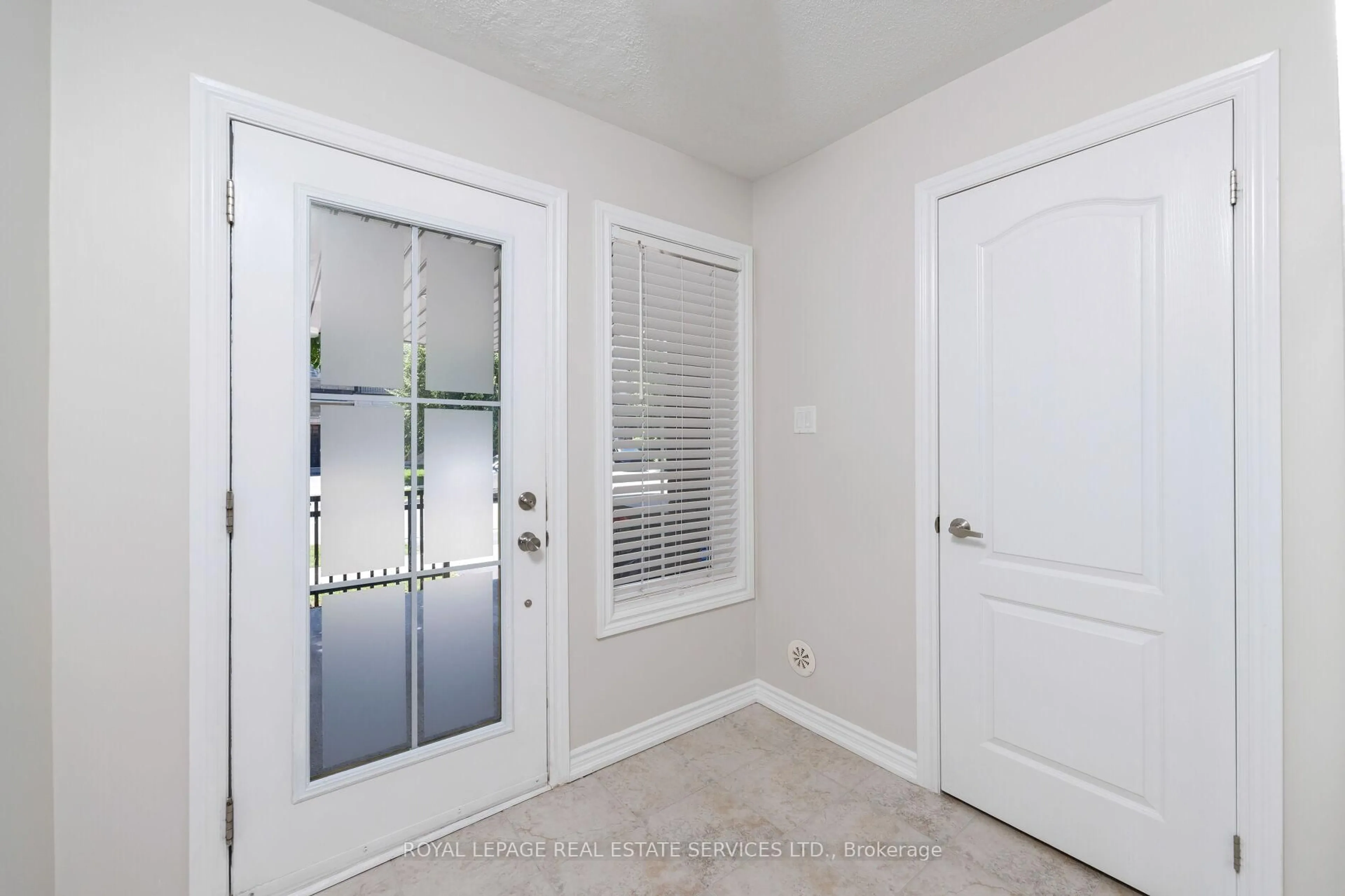 Indoor entryway for 2425 Greenwich Dr, Oakville Ontario L6M 0S4