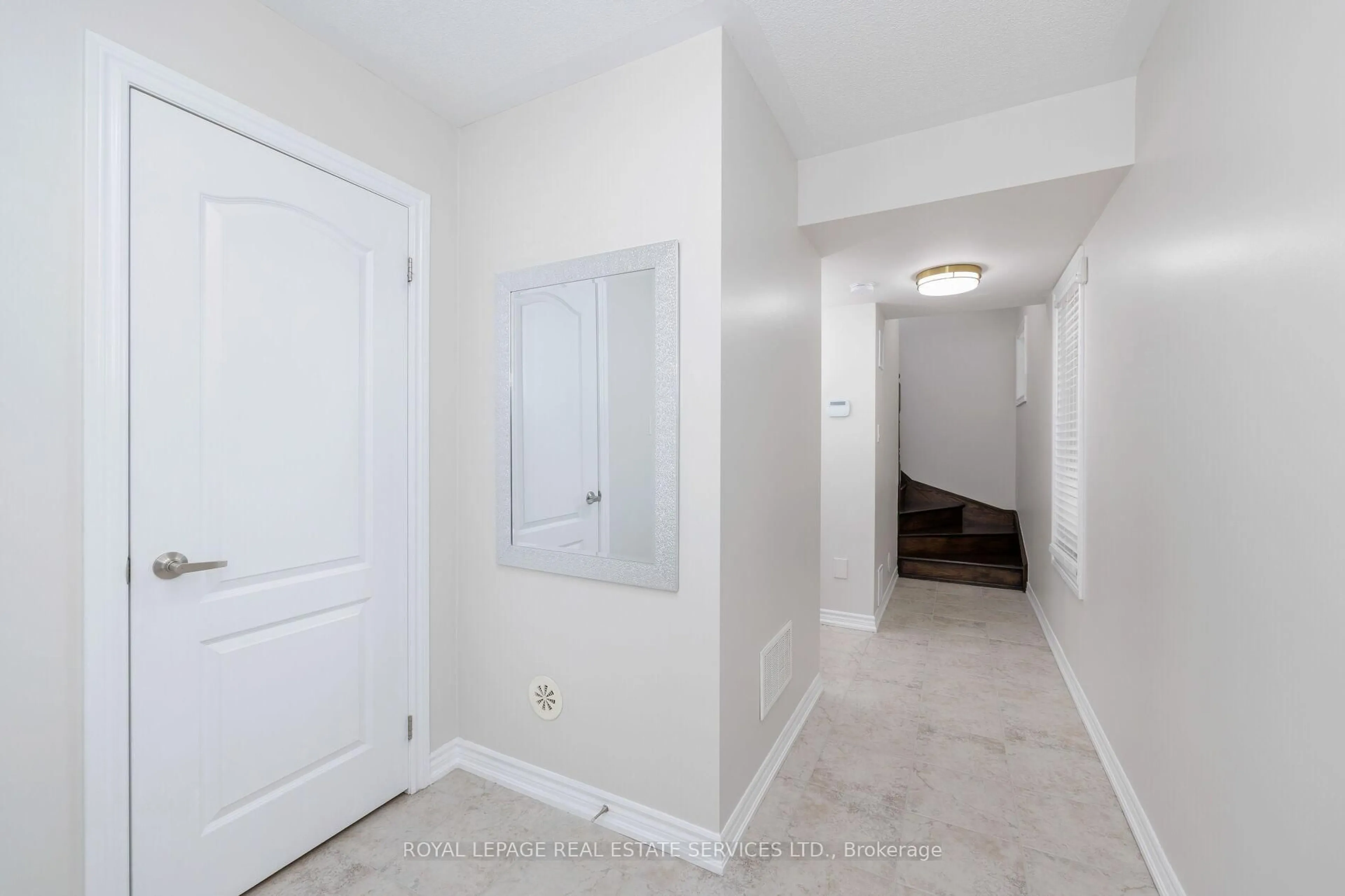 Indoor entryway for 2425 Greenwich Dr, Oakville Ontario L6M 0S4