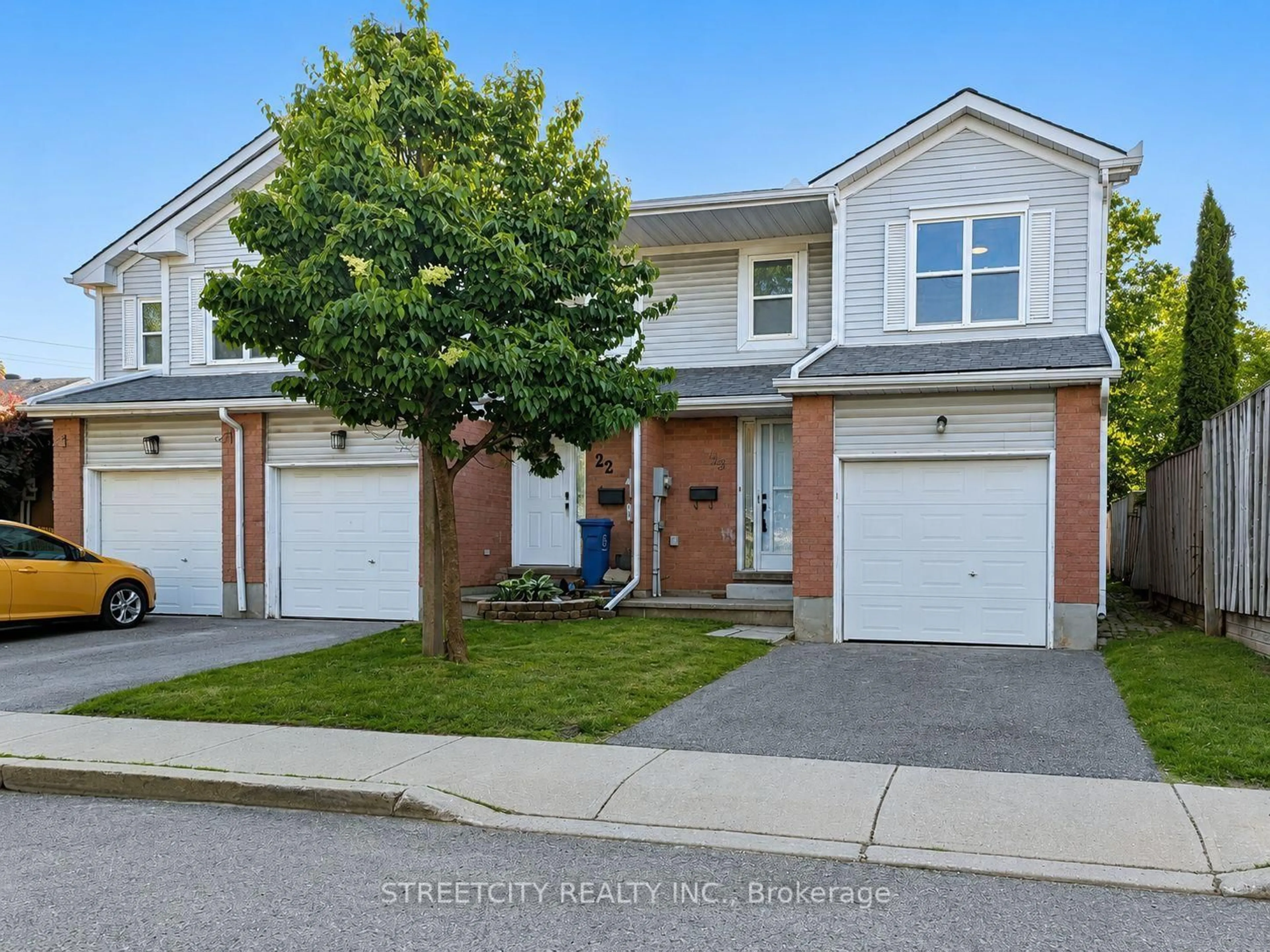 A pic from outside/outdoor area/front of a property/back of a property/a pic from drone, street for 100 Century Dr #23, Orangeville Ontario L9W 4L3
