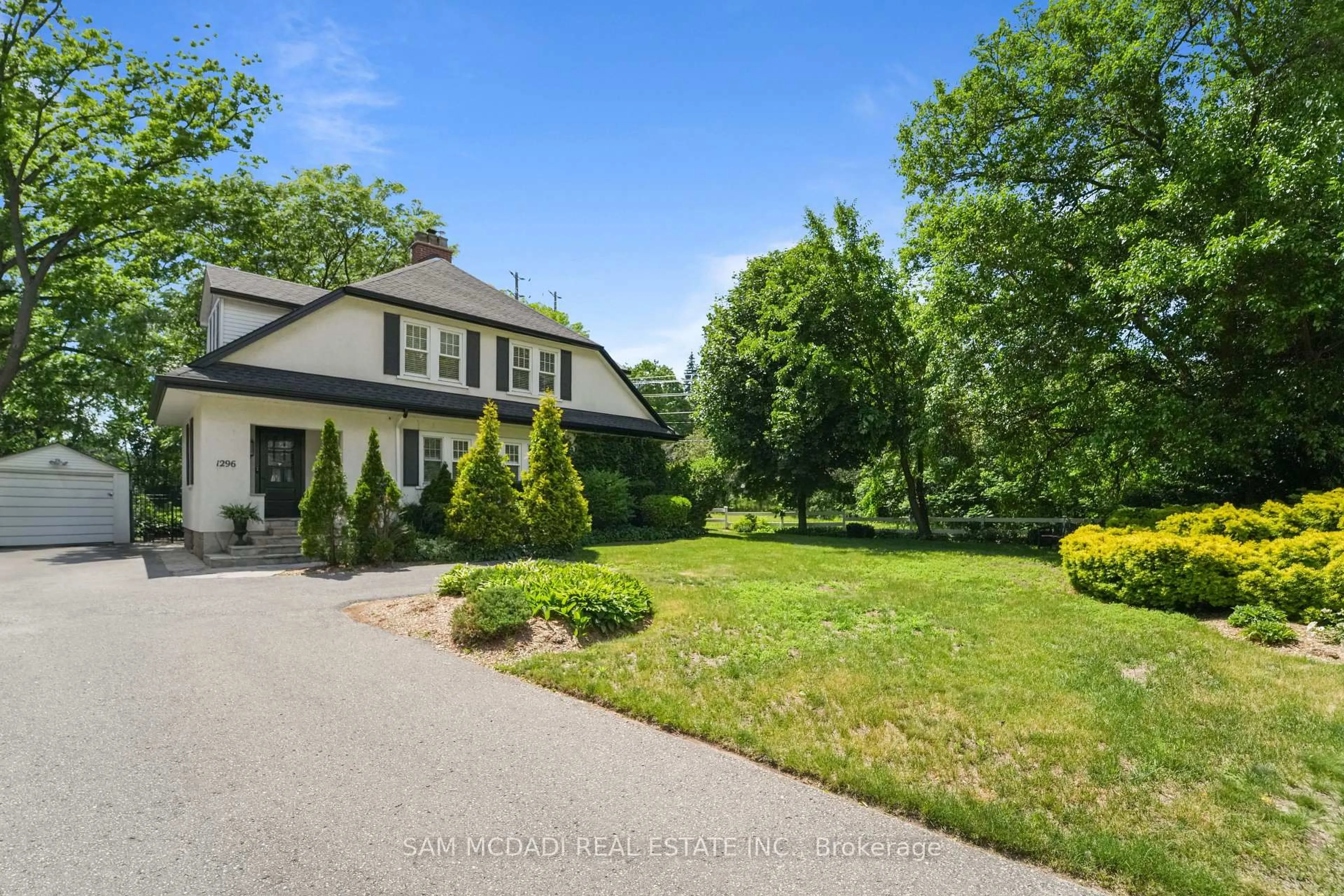 A pic from outside/outdoor area/front of a property/back of a property/a pic from drone, street for 1296 Clarkson Rd, Mississauga Ontario L5J 2W3