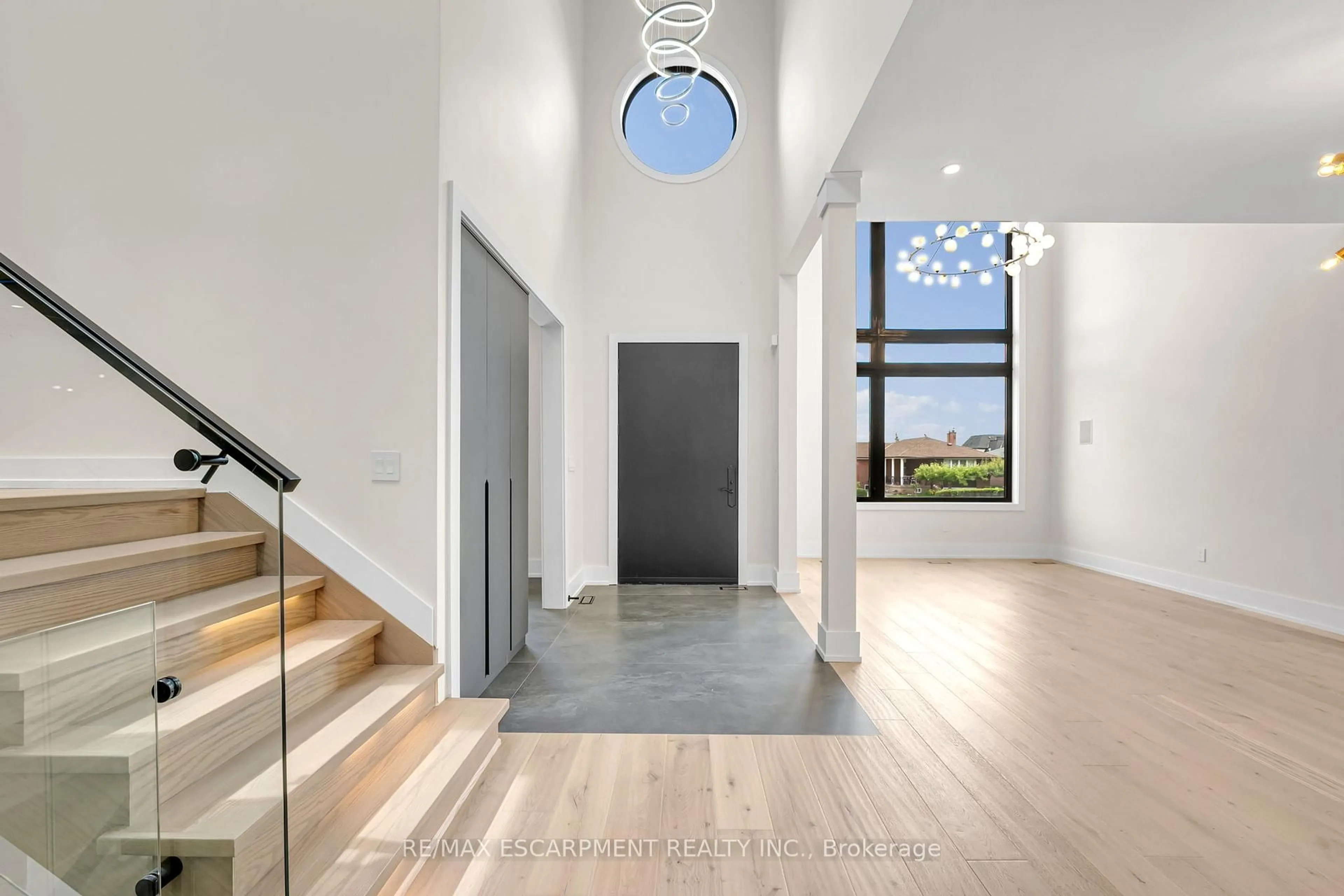 Indoor foyer for 369 Wade St, Oakville Ontario L6K 2A4