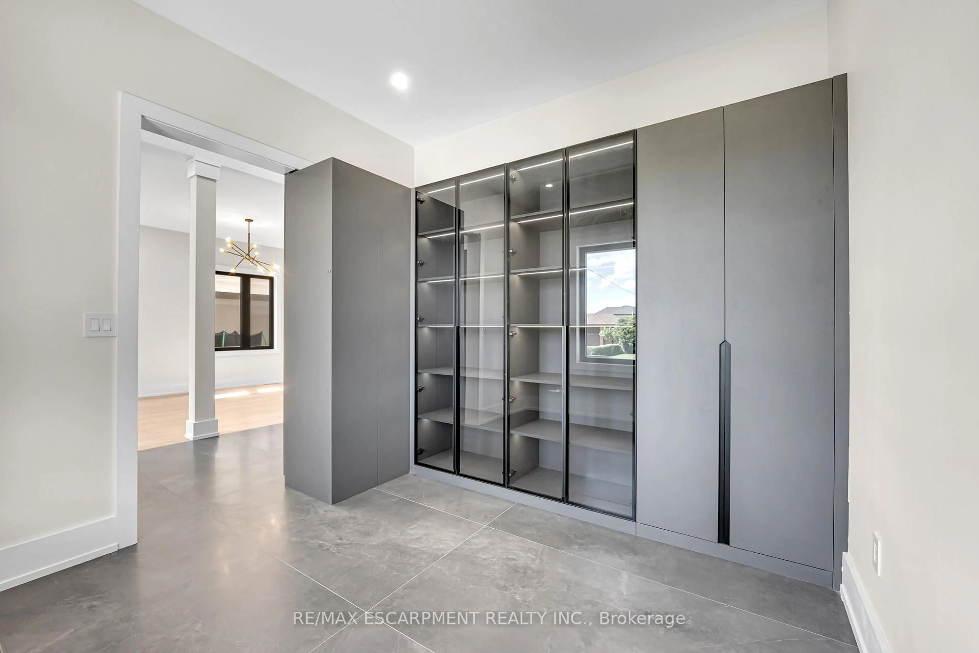 Indoor entryway for 369 Wade St, Oakville Ontario L6K 2A4