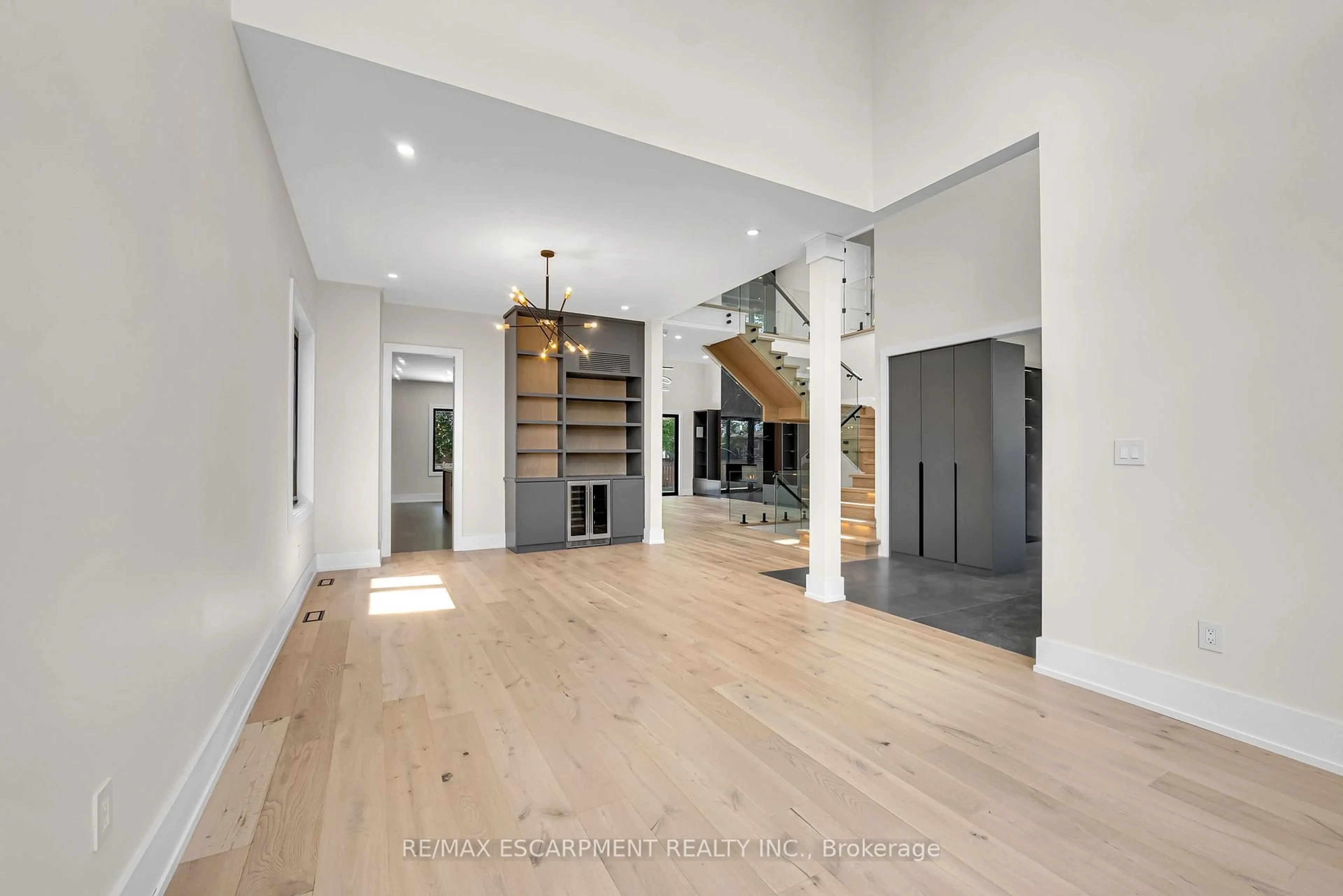 Indoor foyer for 369 Wade St, Oakville Ontario L6K 2A4