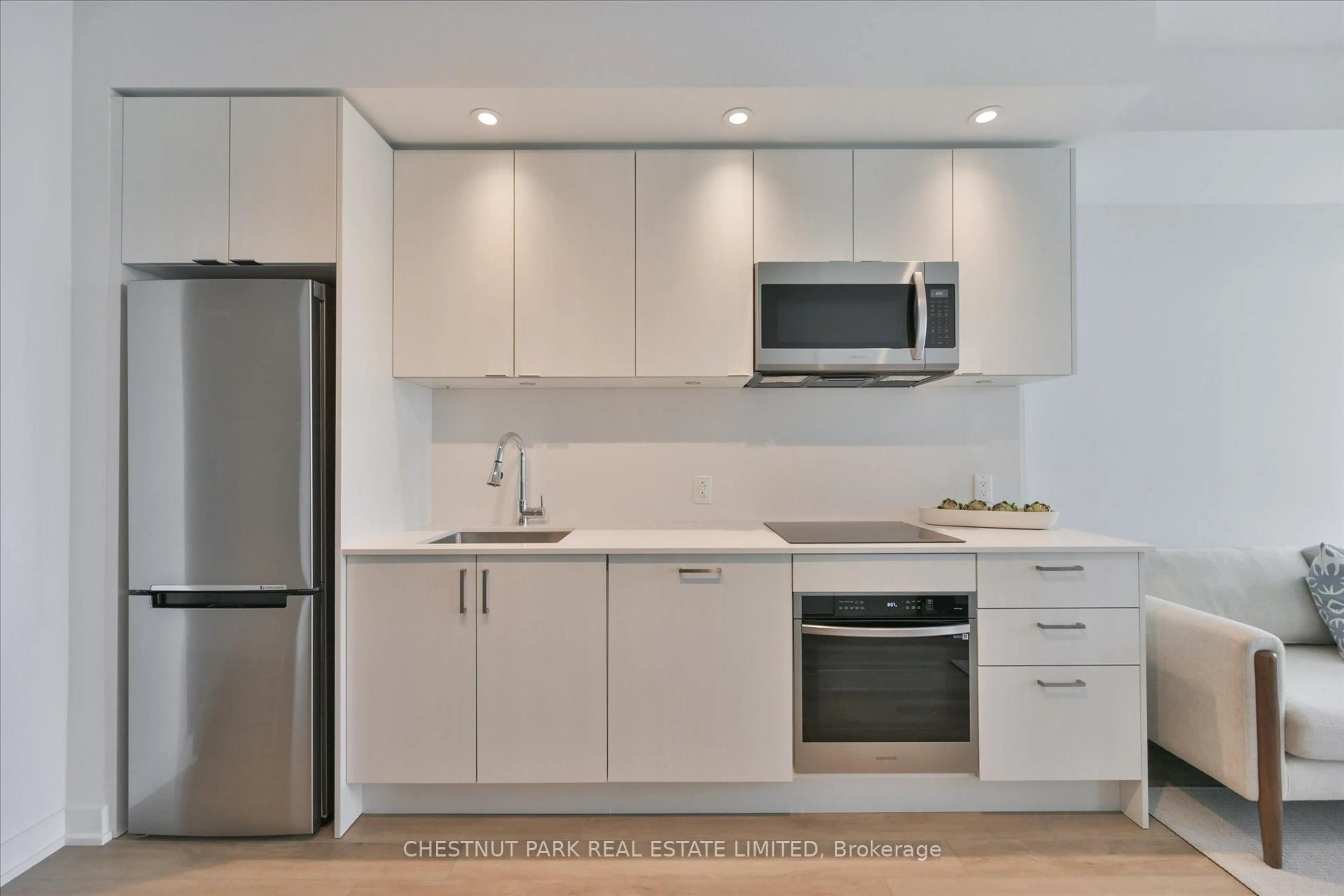 Standard kitchen, unknown for 1926 Lake Shore Blvd #3908, Toronto Ontario M6S 1A1