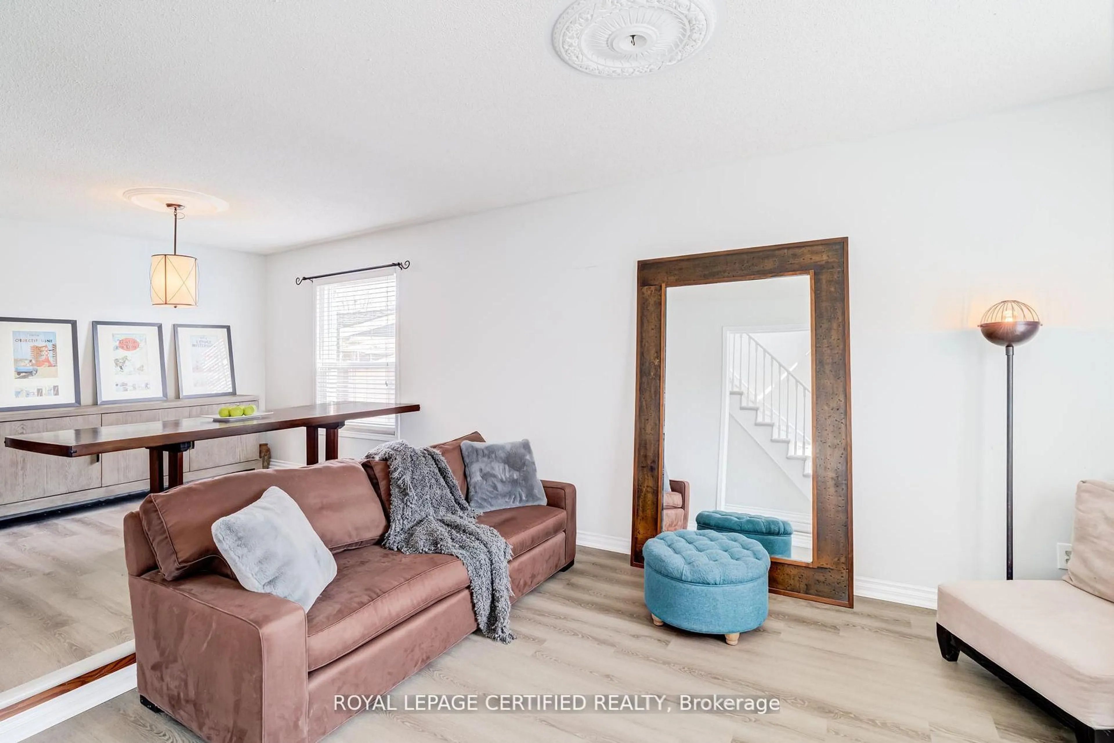 Living room with furniture, unknown for 2197 Oakridge Cres, Burlington Ontario L7M 4C8